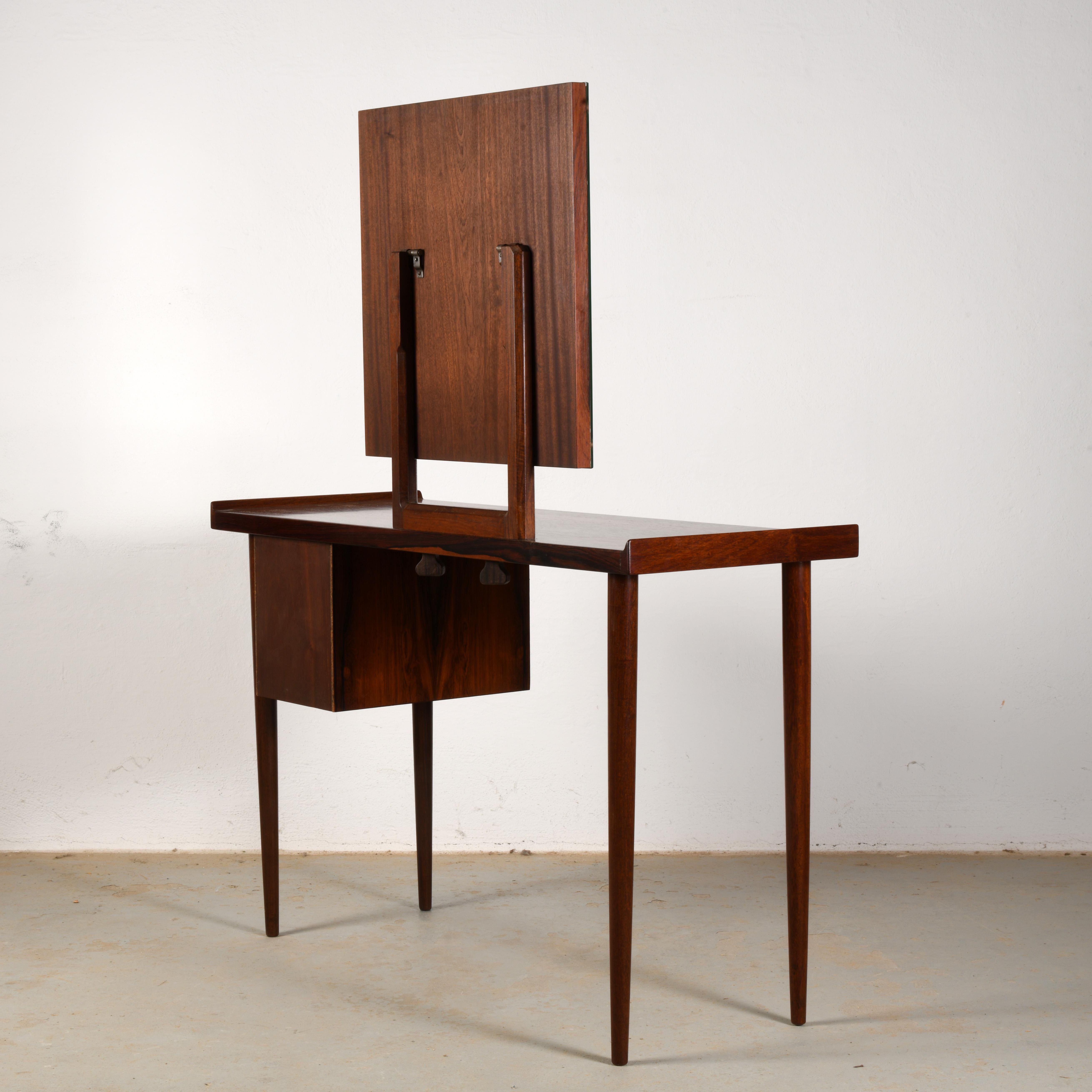 Pequeña y elegante mesa de tocador de palisandro de los años 60 totalmente restaurada y en excelente estado mediados del siglo XX en venta