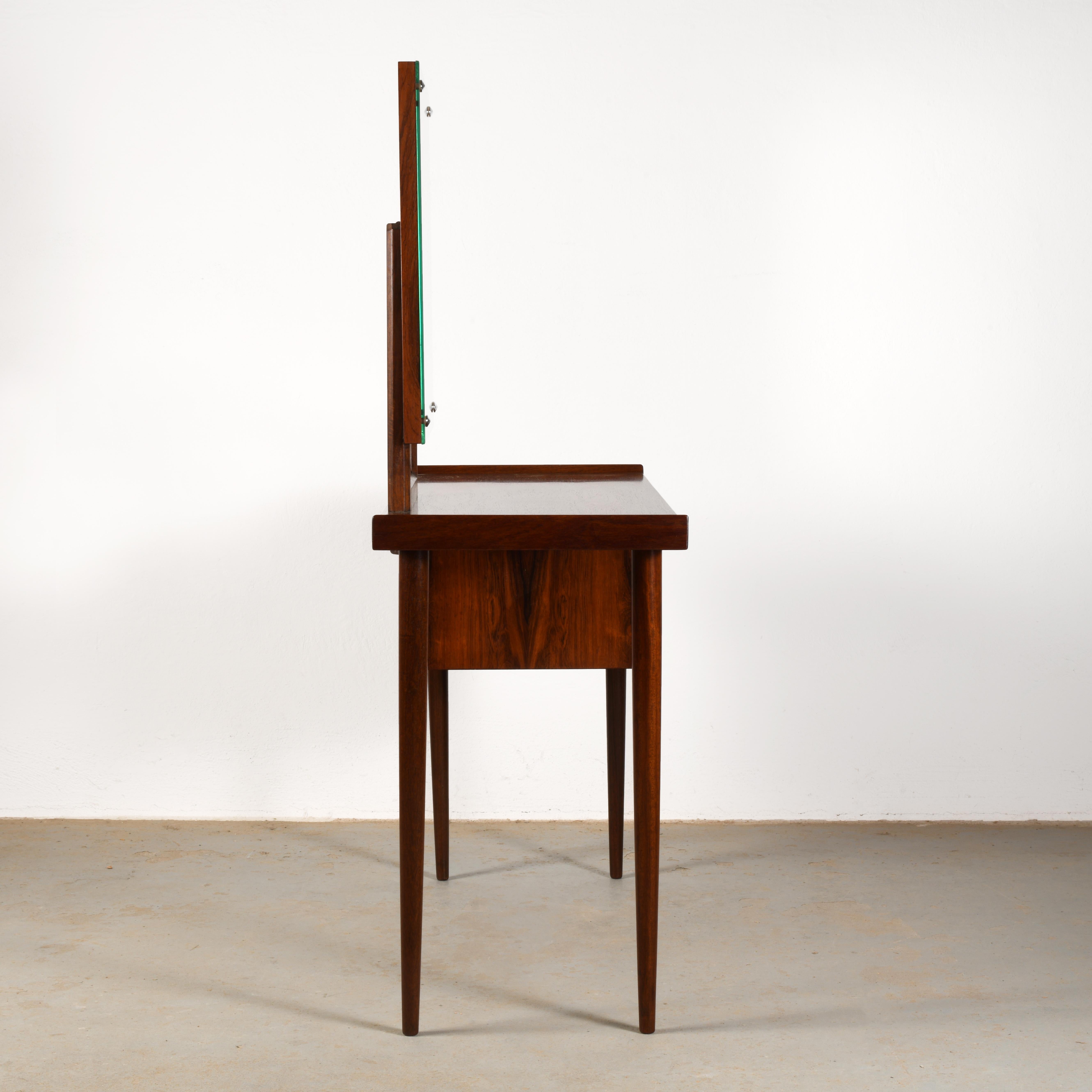 Pequeña y elegante mesa de tocador de palisandro de los años 60 totalmente restaurada y en excelente estado Palo de rosa en venta