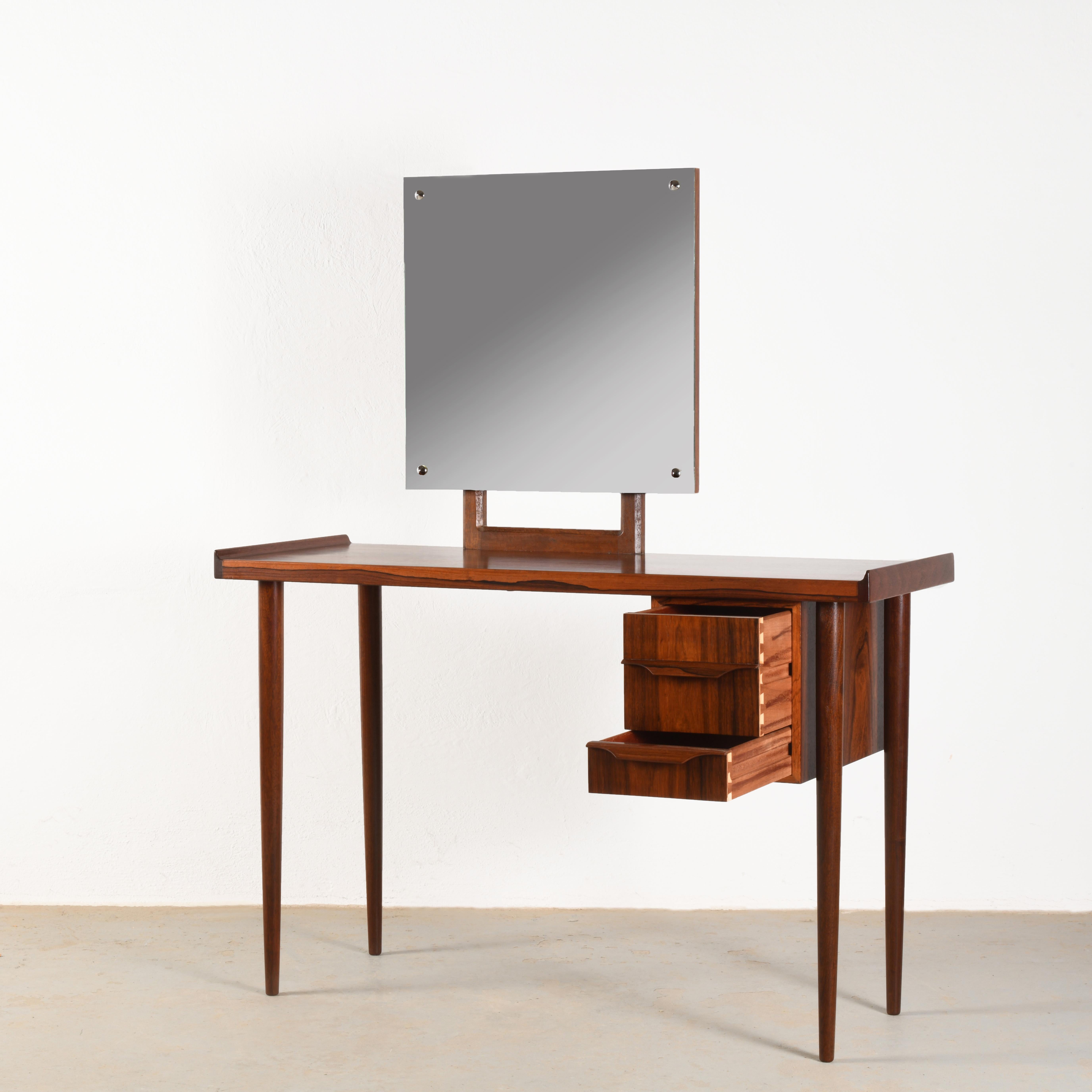 Pequeña y elegante mesa de tocador de palisandro de los años 60 totalmente restaurada y en excelente estado en venta 1