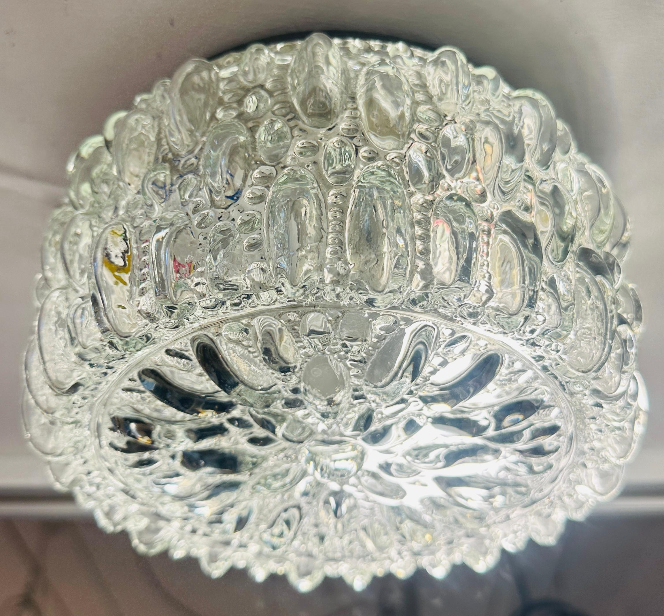 1960er Jahre Vintage German flush mount klar Glas Decke oder Wandleuchte.  Hergestellt von Glashütte Limberg und entworfen von Helena Tynell.  Das Label des Herstellers befindet sich auf der Metalldeckenplatte.  Der Schirm aus gepresstem Glas weist