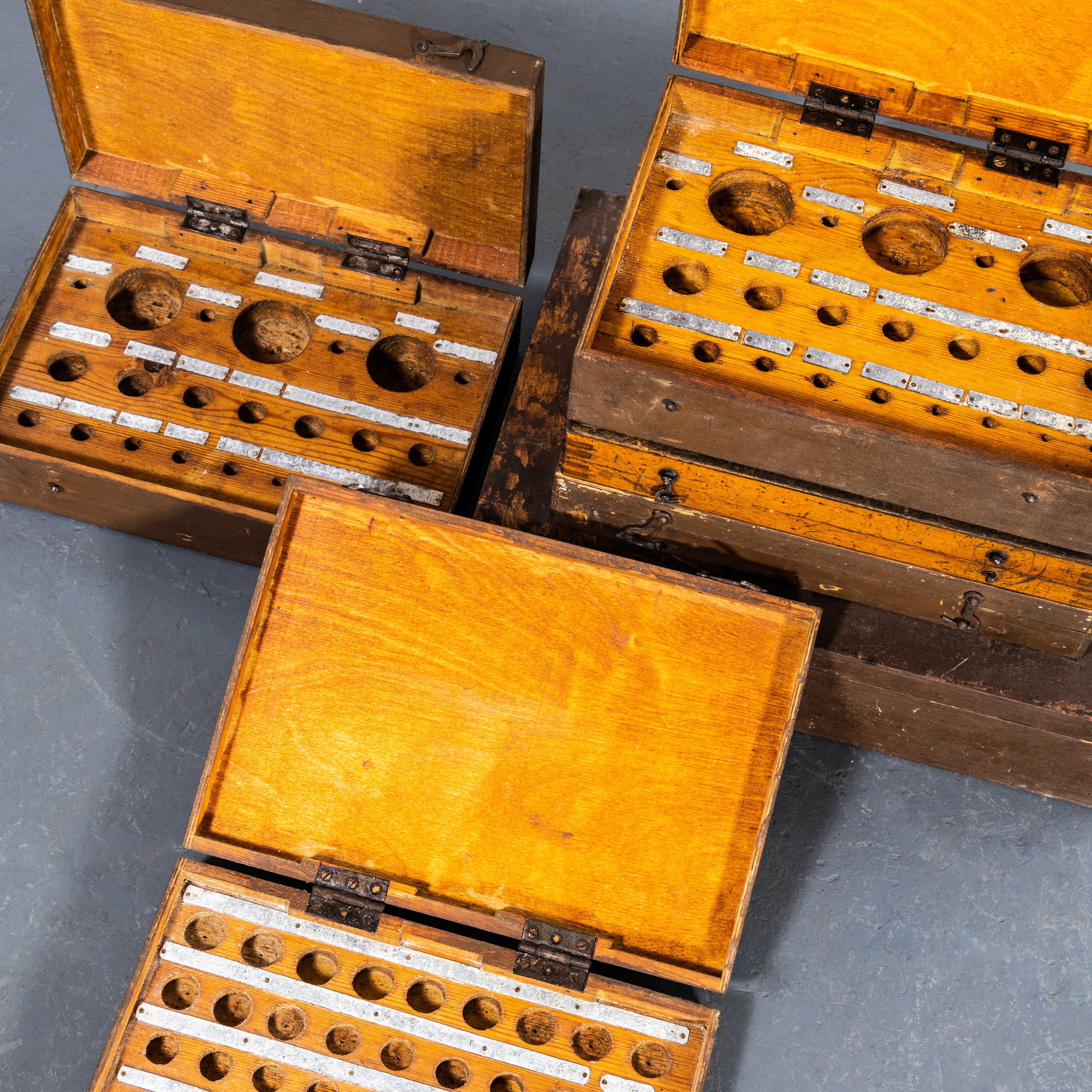 1960's Cajas Pequeñas De Barro Marrón Para Equipamiento Industrial - Juego De Seis mediados del siglo XX