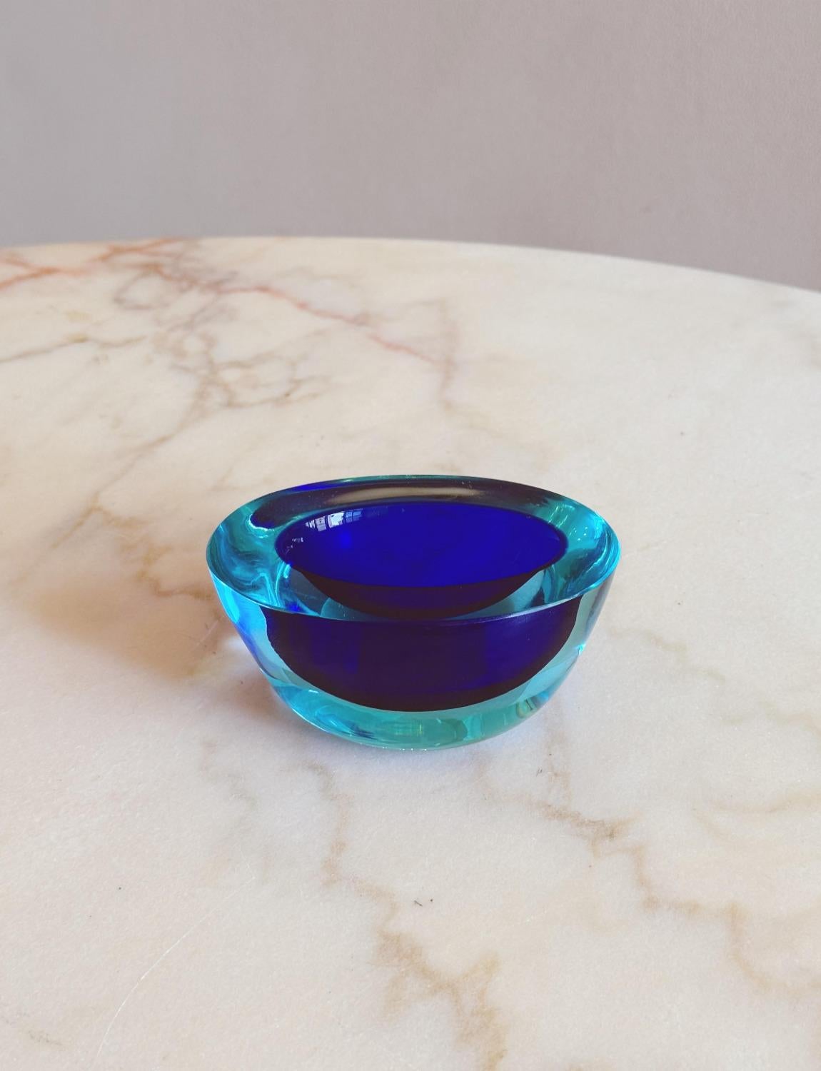 Questa ciotola in vetro di Murano soffiato a mano di Flavio Poli del 1960 ha un nucleo blu reale e un bordo blu turchese. Si tratta di un vetro piacevolmente spesso e in buone condizioni.
