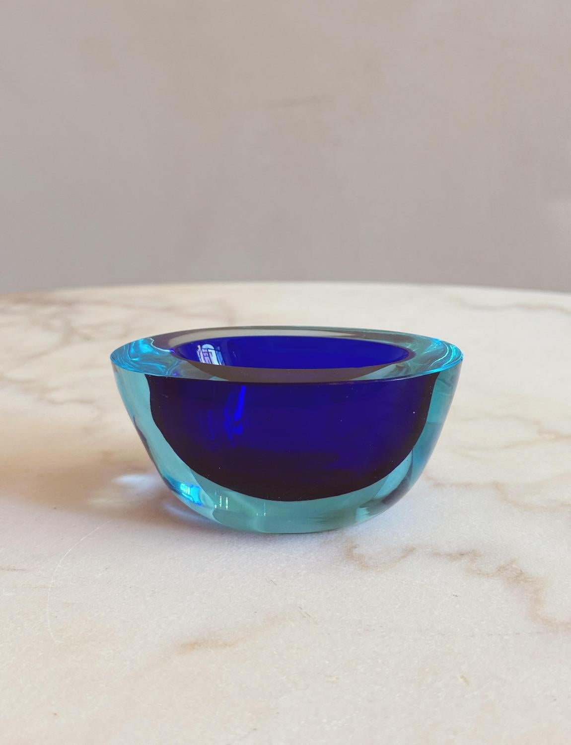 Italiano Piccola ciotola in vetro di Murano Flavio Poli blu e turchese del 1960 in vendita