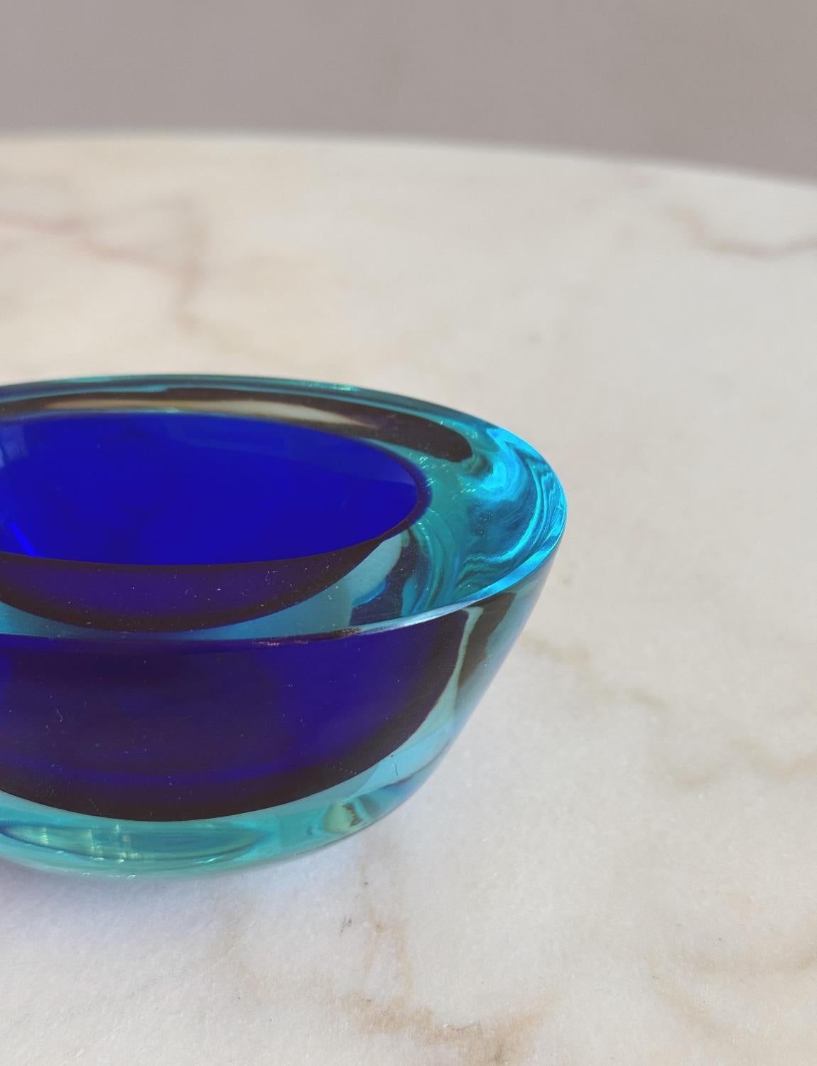 Piccola ciotola in vetro di Murano Flavio Poli blu e turchese del 1960 In condizioni buone in vendita a Florence, Tuscany