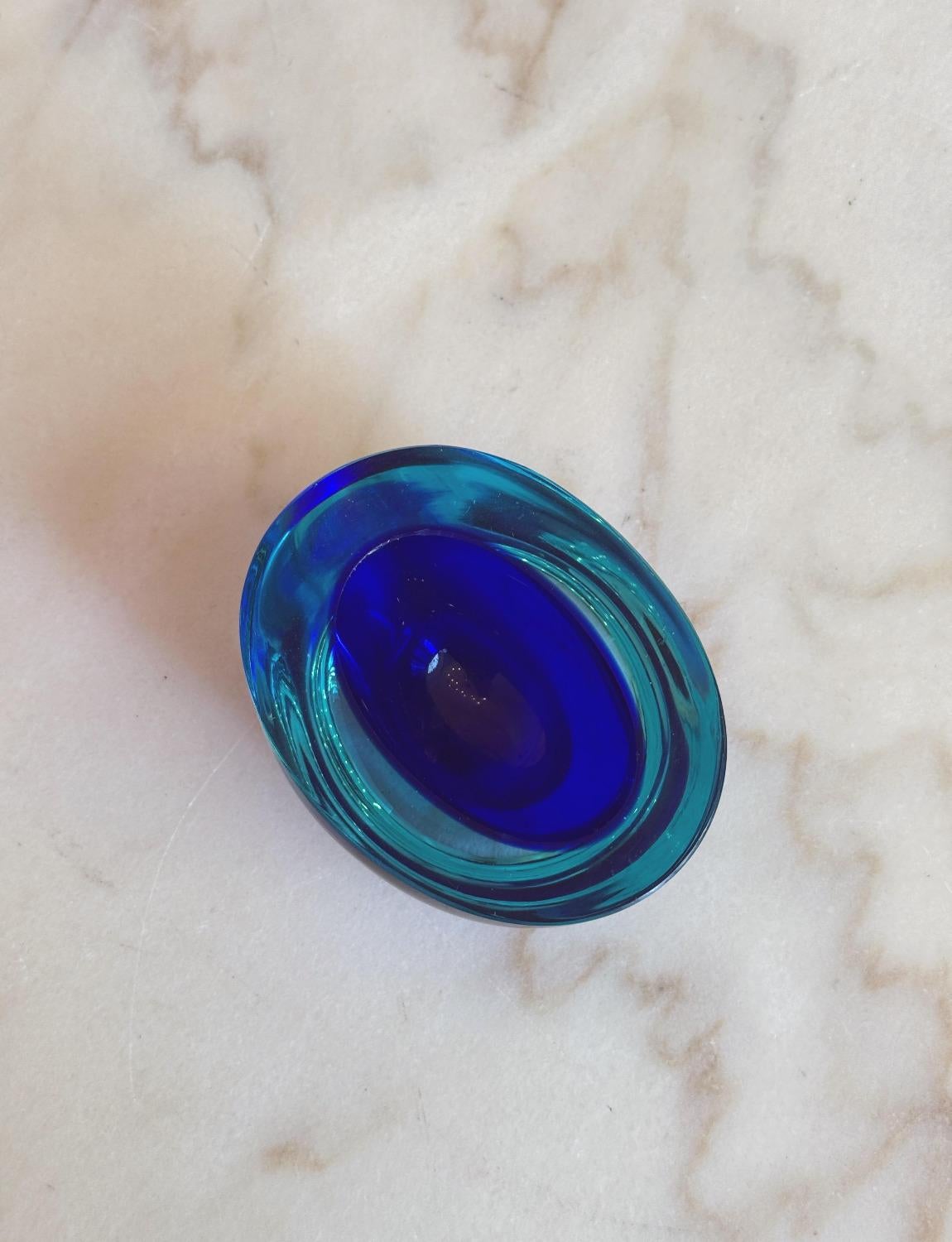 Metà XX secolo Piccola ciotola in vetro di Murano Flavio Poli blu e turchese del 1960 in vendita