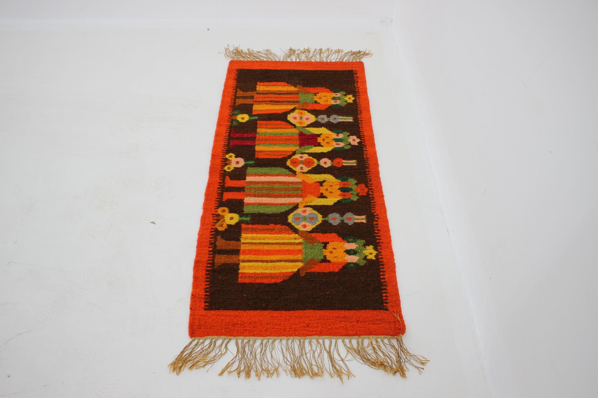 1960s Small Polish Wool Rug In Good Condition For Sale In Praha, CZ