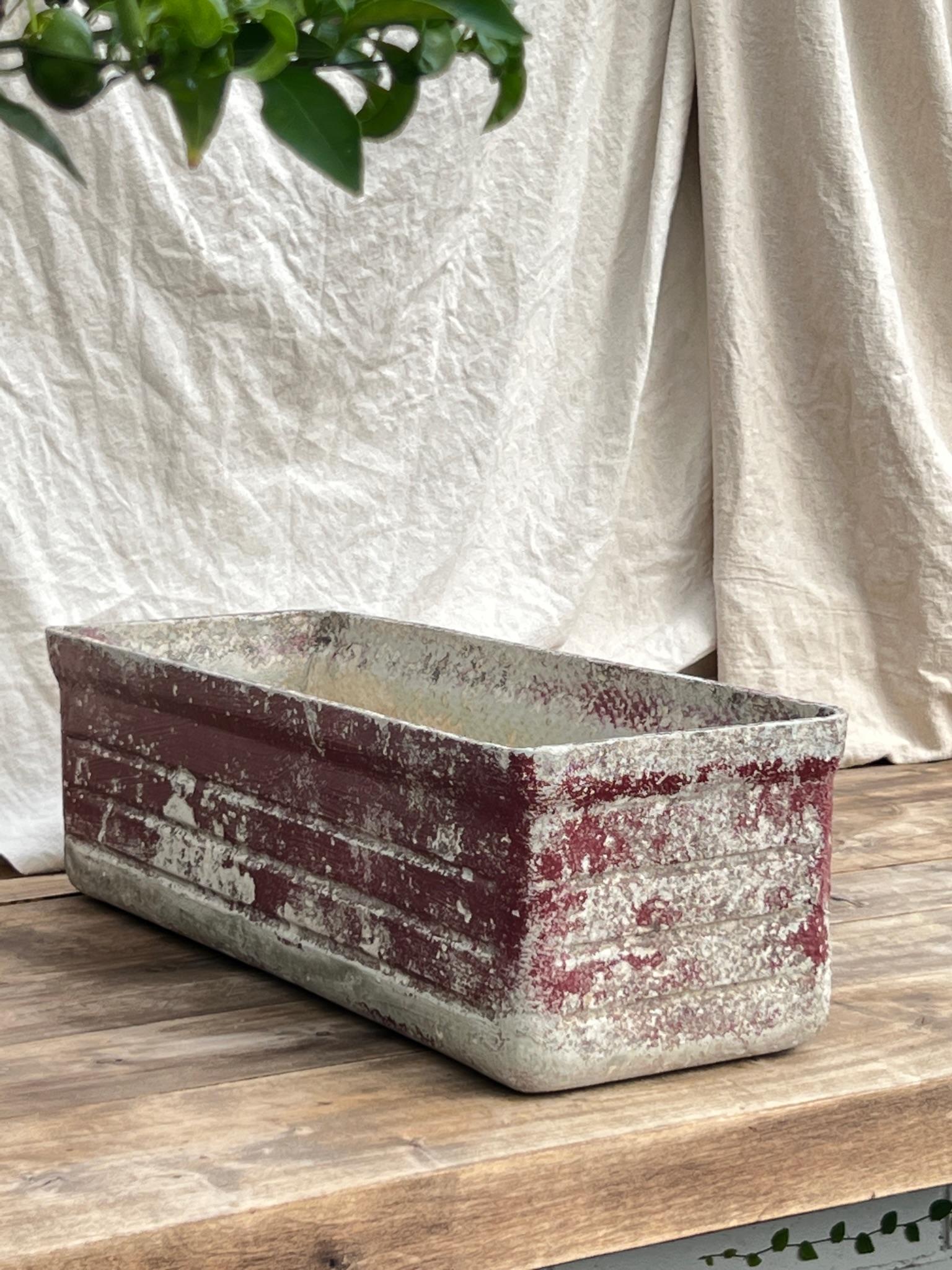 Crafted by willy guhl in switzerland during the 1960s, these rectangular concrete box planters exhibit a rich red hue adorned with a beautifully aged patina.

Measurements: 23.5