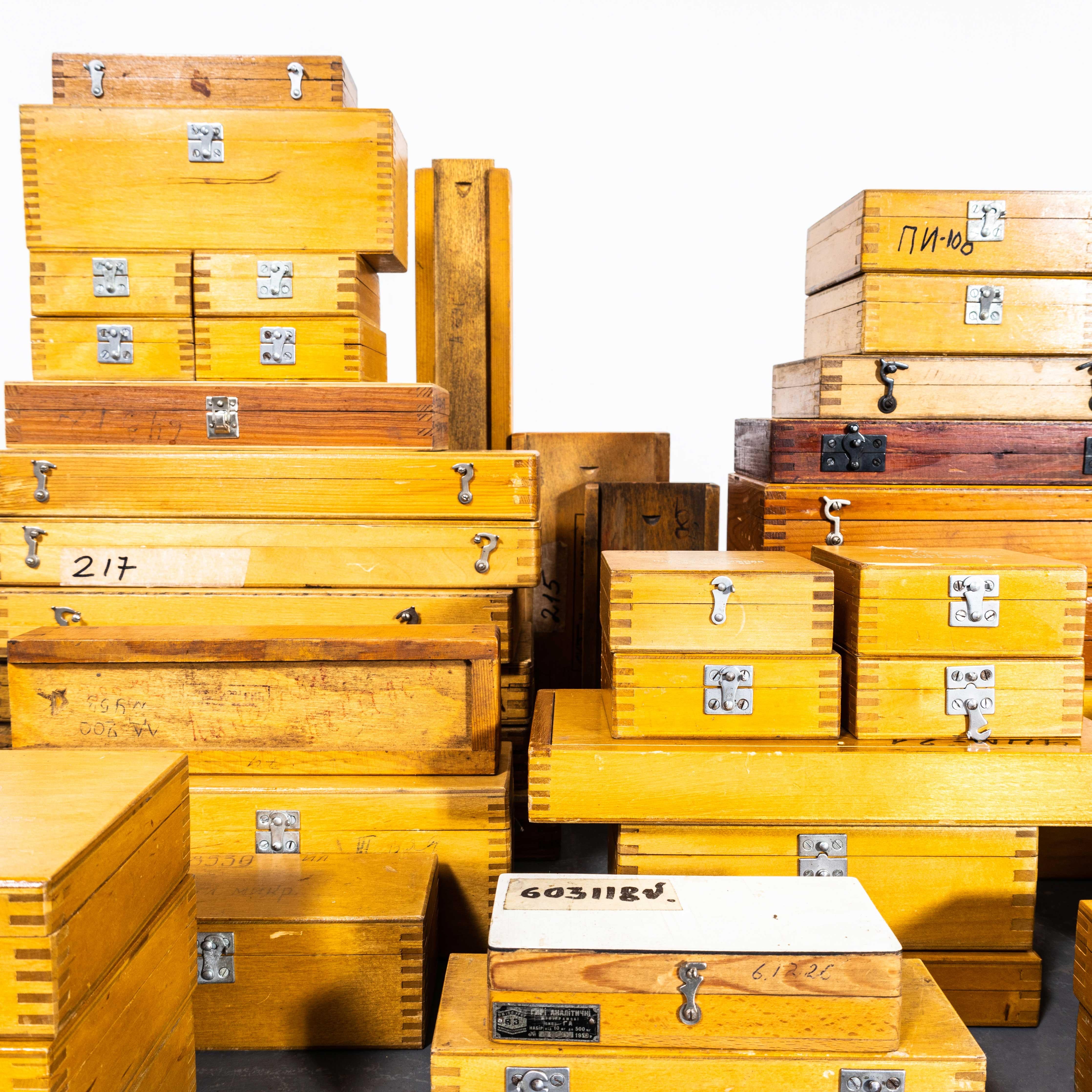 Cajas de equipo científico industrial de pequeño tamaño de los años 60 - Caja individual Europeo en venta