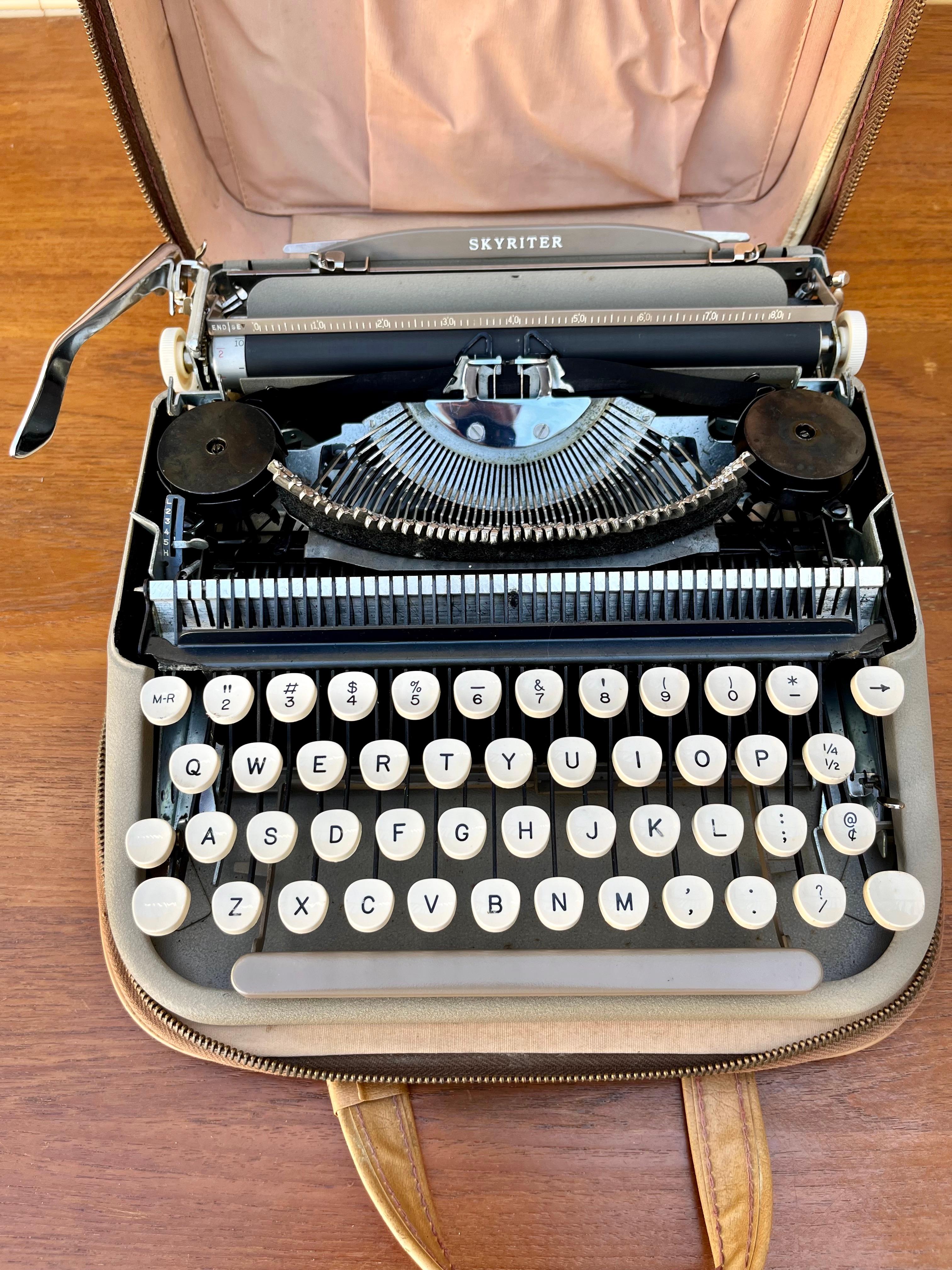 1960s Smith Corona Skyriter Portable Typewriter with Vinyl Case For Sale 5