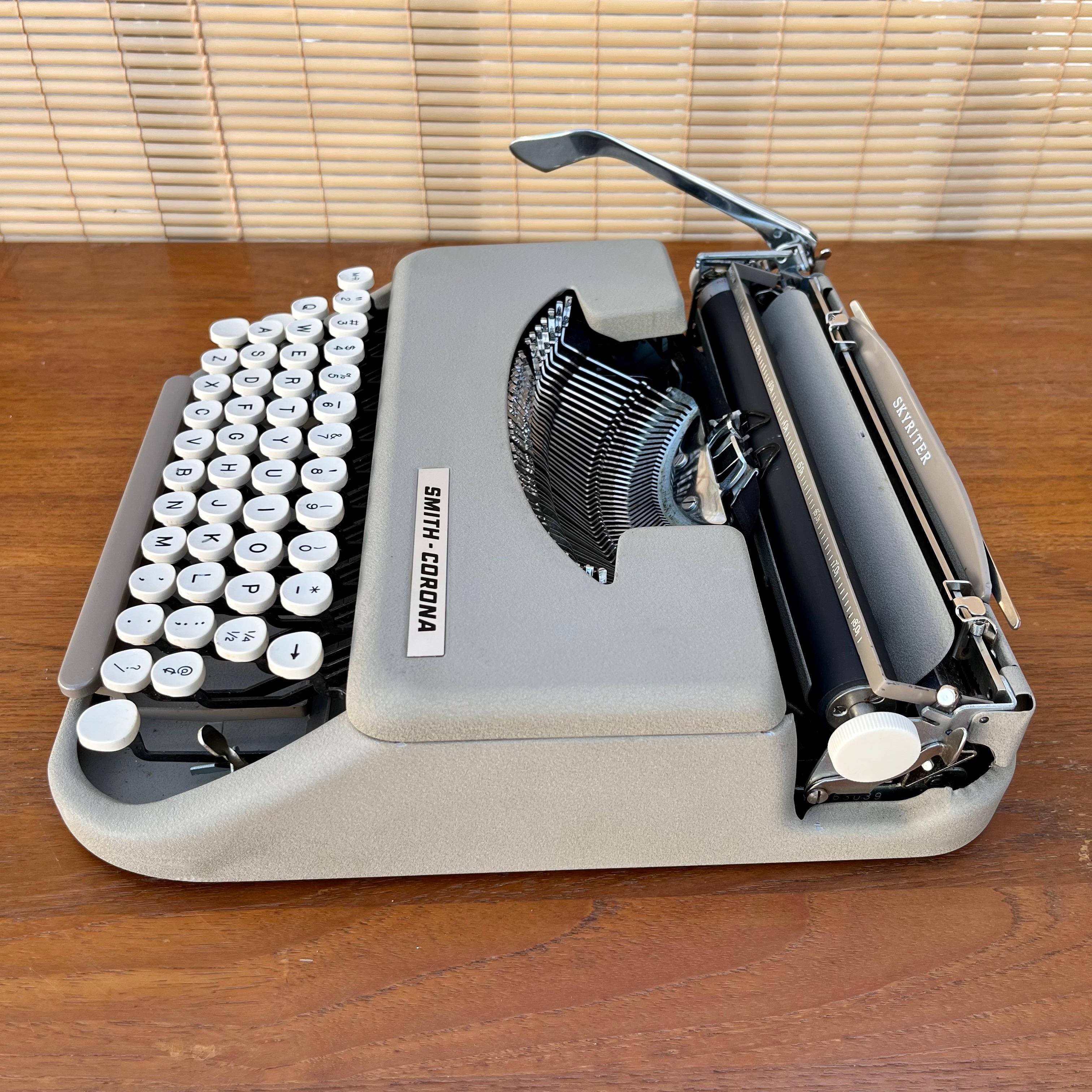 American 1960s Smith Corona Skyriter Portable Typewriter with Vinyl Case For Sale
