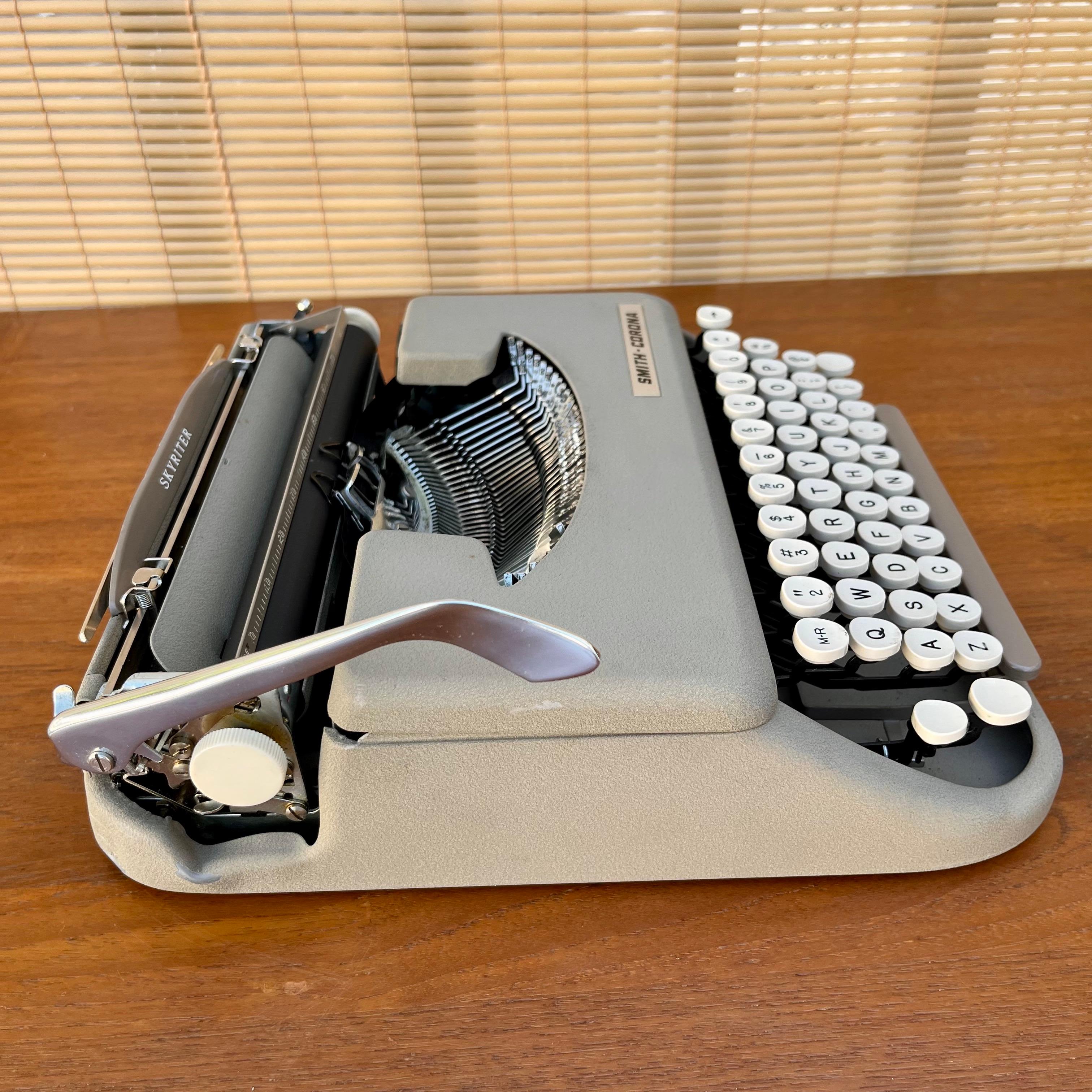 1960s Smith Corona Skyriter Portable Typewriter with Vinyl Case In Good Condition For Sale In Miami, FL