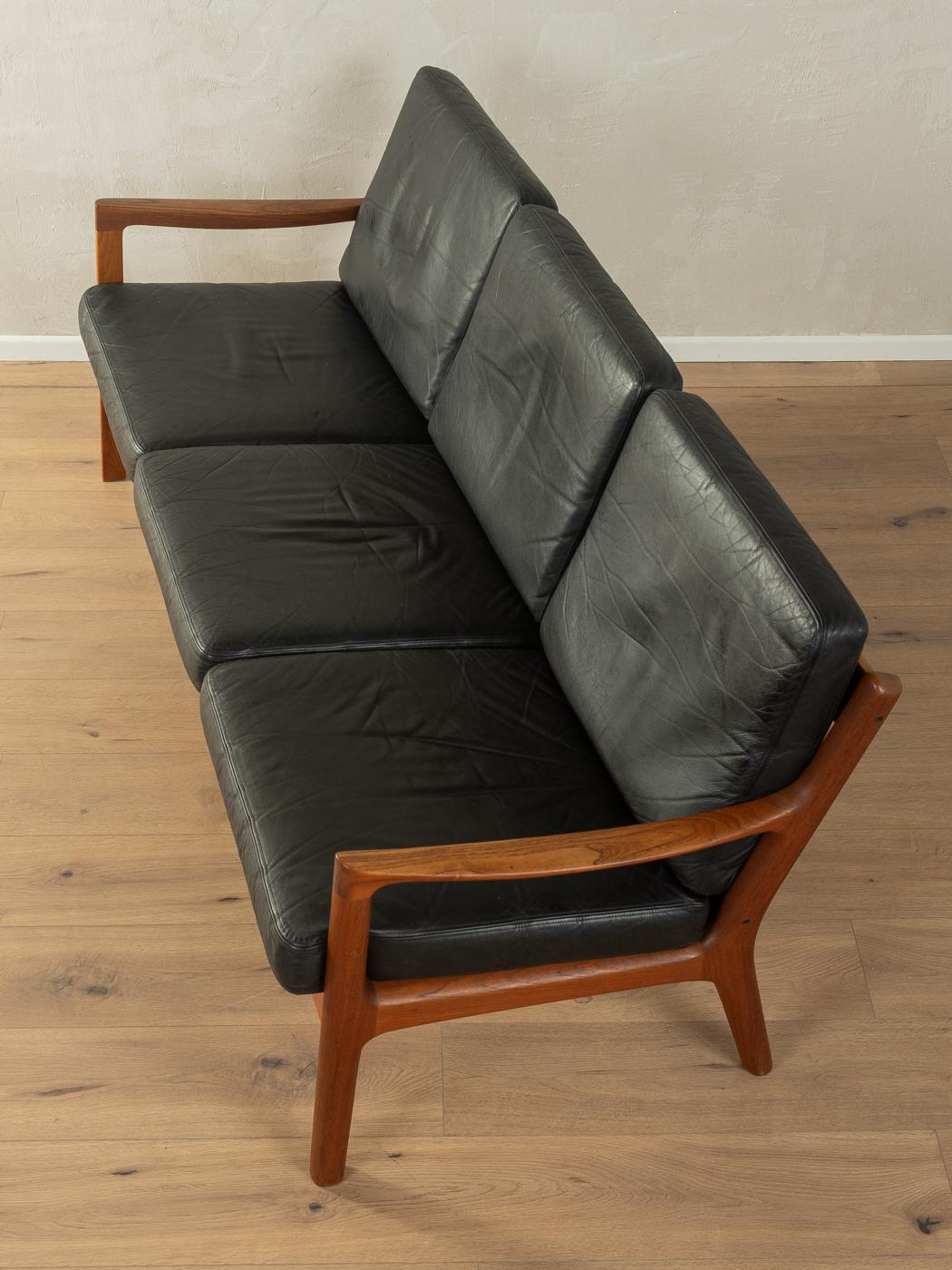 Klassisches Sofa aus den 1960er Jahren. Modell Senator von Ole Wanscher für France & Søn. Hochwertiger massiver Teakholzrahmen und Kissen mit originalem Lederbezug in schwarz.

Qualitätsmerkmale:

    Vollendetes Design: perfekte Proportionen und