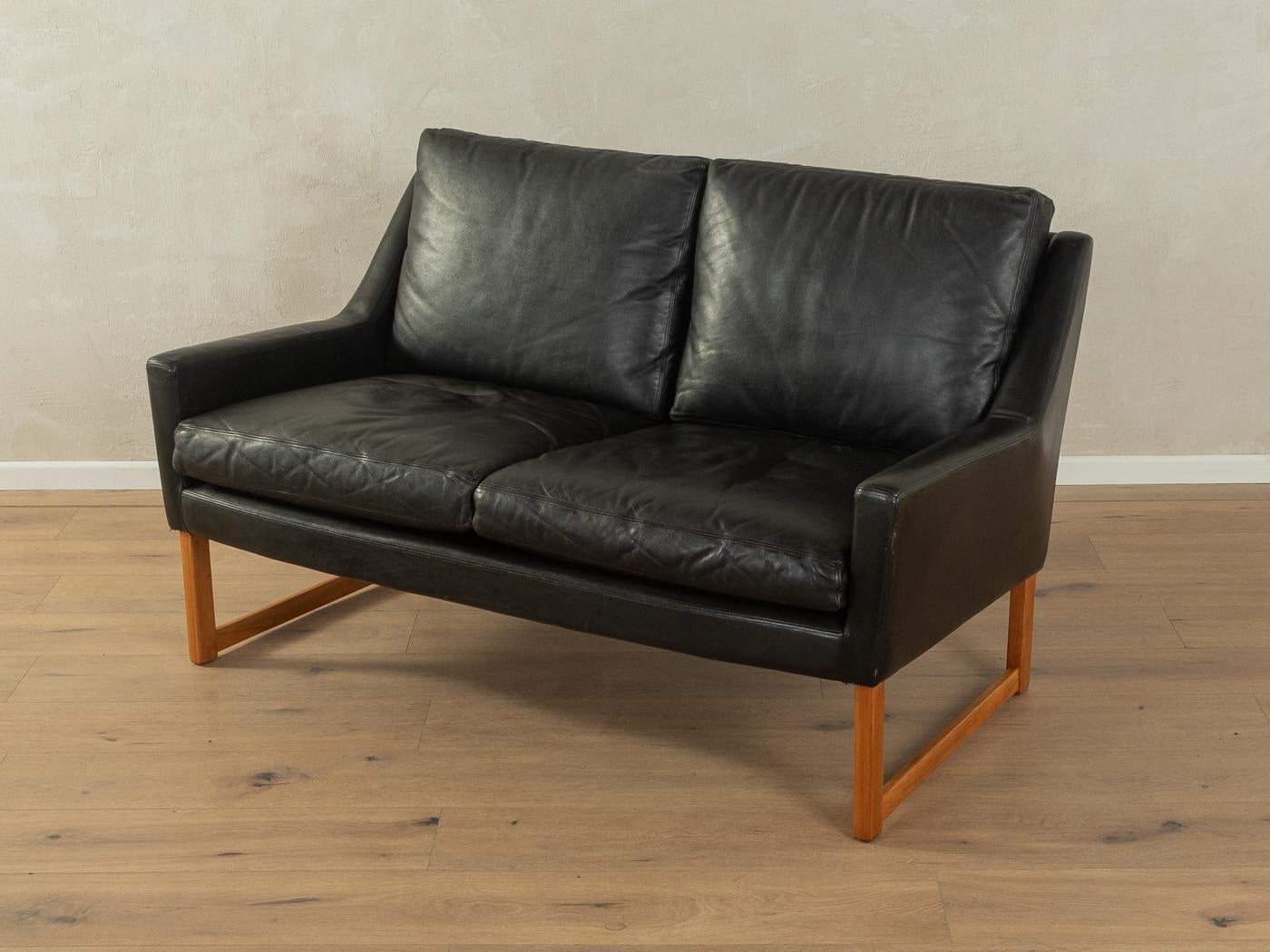 Sofá clásico de los años 60 de Rudolf Bernd Glatzel para Kill International. Marco de madera maciza de cerezo de alta calidad con funda de cuero original en negro.

Características de calidad:

    diseño logrado: proporciones perfectas y visible