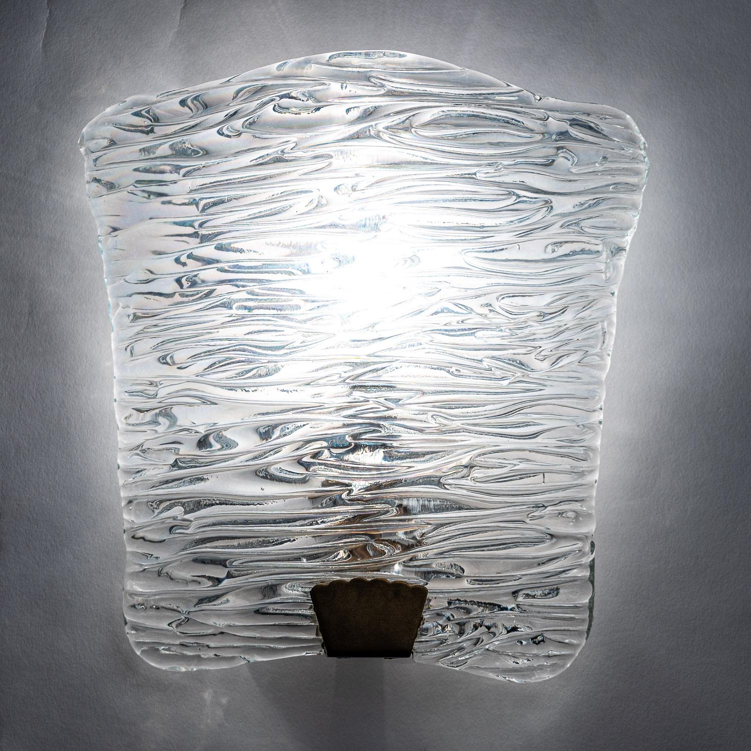 Dies ist ein außergewöhnliches Beispiel für künstlerisches Lichtdesign. Eine gerippte Glasplatte mit einer einzelnen E14-Glühbirne. Einfach, aber sehr interessant.
 
