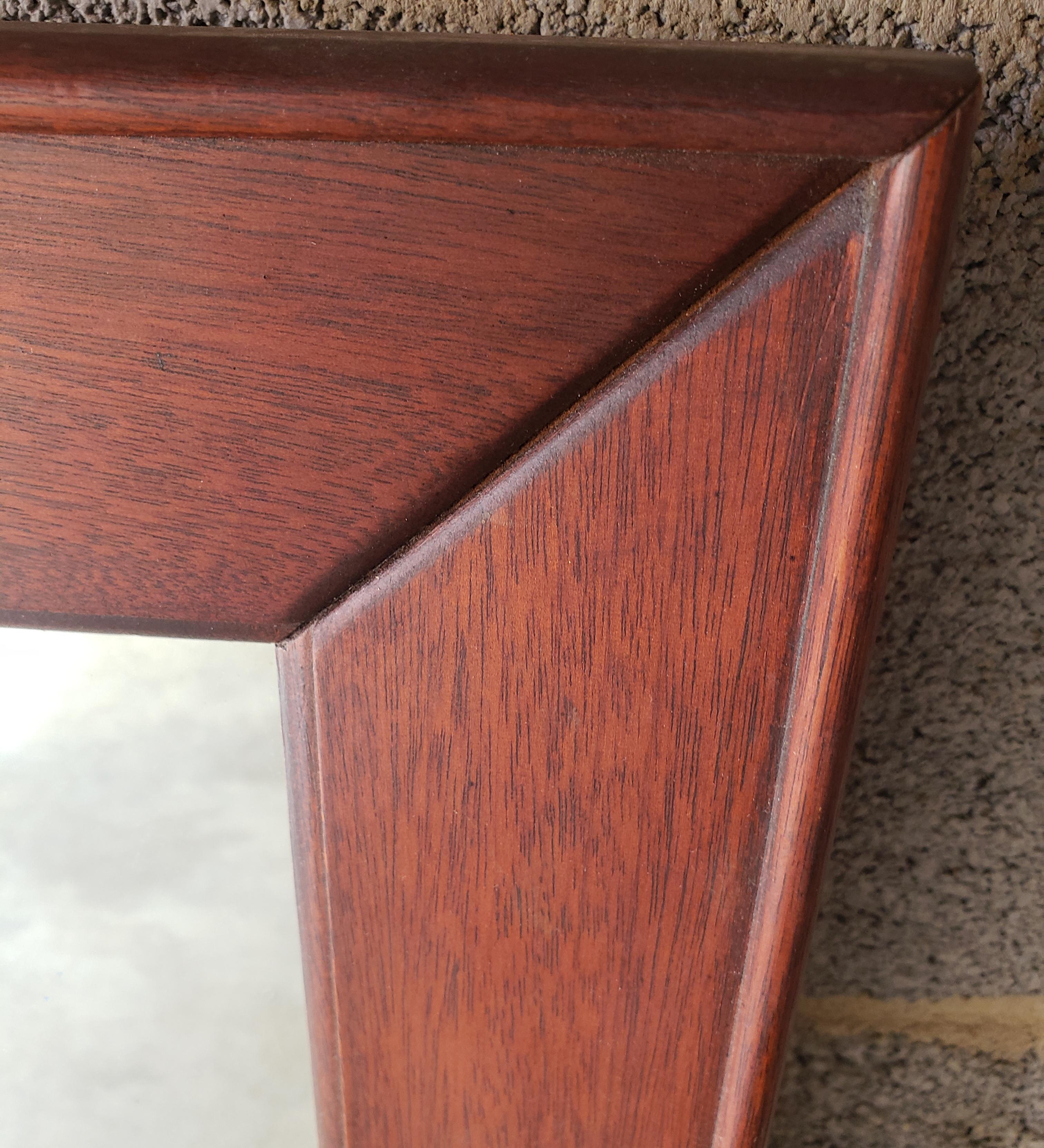 Uno specchio da parete con cornice in mogano massiccio degli anni '60, semplice ma elegante. Pronto per essere appeso in verticale o in orizzontale.