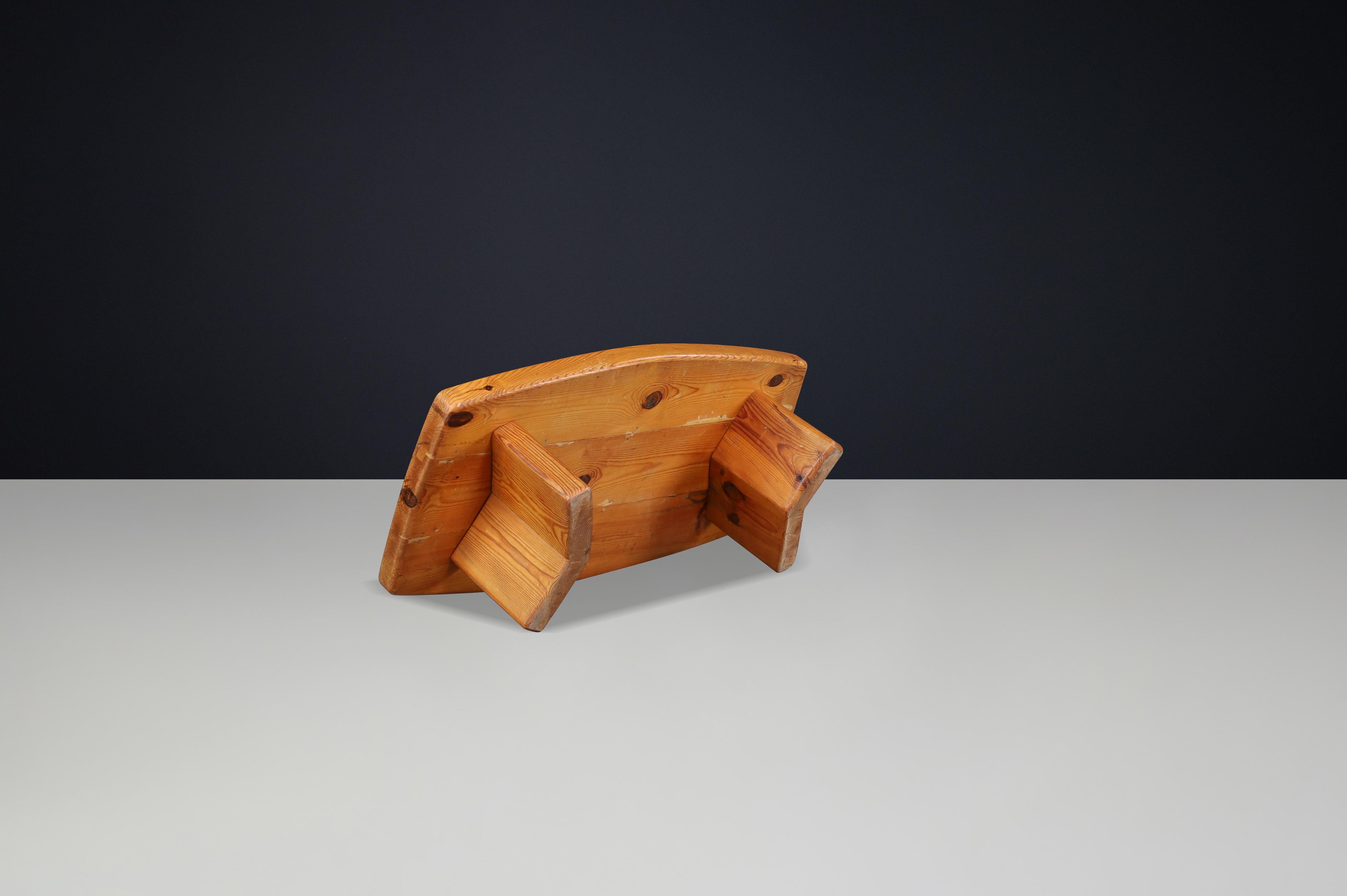 Table basse en pin massif des années 1960 dans le style de Pierre Chapo & Charlotte Perriand en vente 3