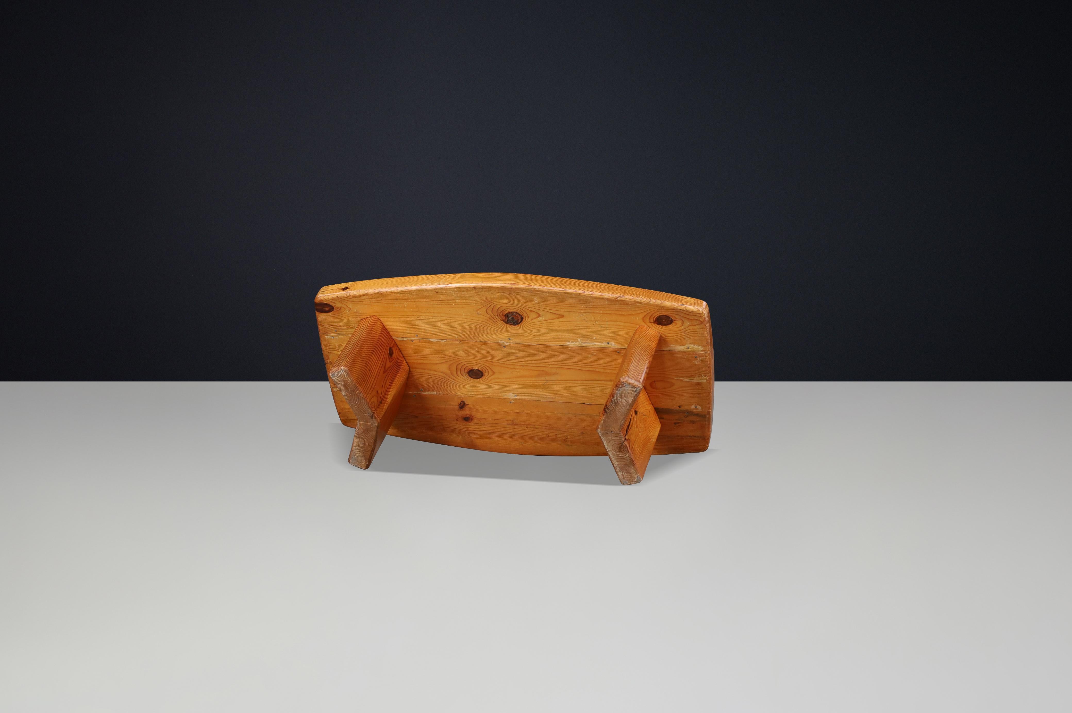 Table basse en pin massif des années 1960 dans le style de Pierre Chapo & Charlotte Perriand en vente 4