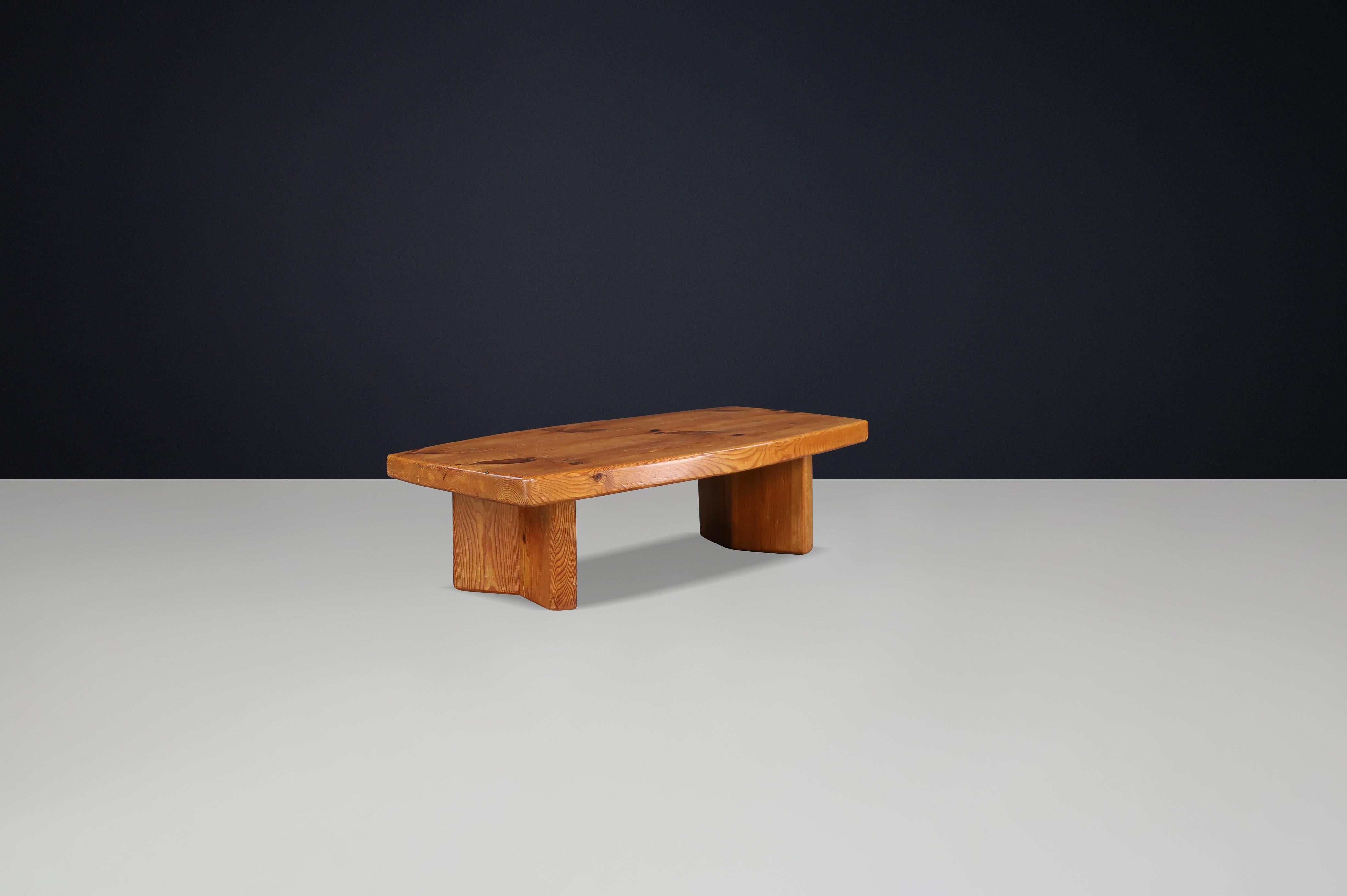 Table basse en pin massif des années 1960 dans le style de Pierre Chapo et Charlotte Perriand

Cette table basse en pin massif, fabriquée en France dans les années 1960, illustre le minimalisme rustique associé au travail de Pierre Chapo et de