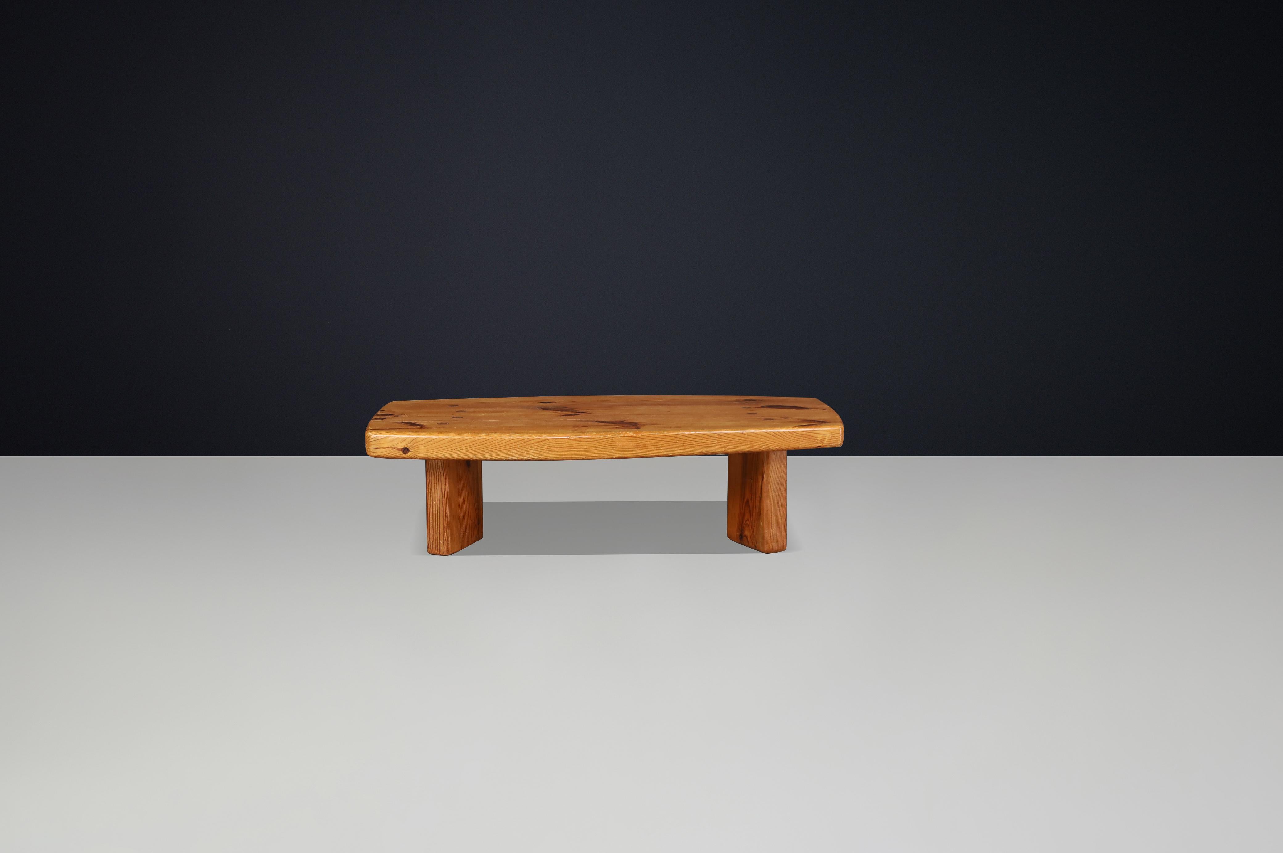 Mid-Century Modern Table basse en pin massif des années 1960 dans le style de Pierre Chapo & Charlotte Perriand en vente
