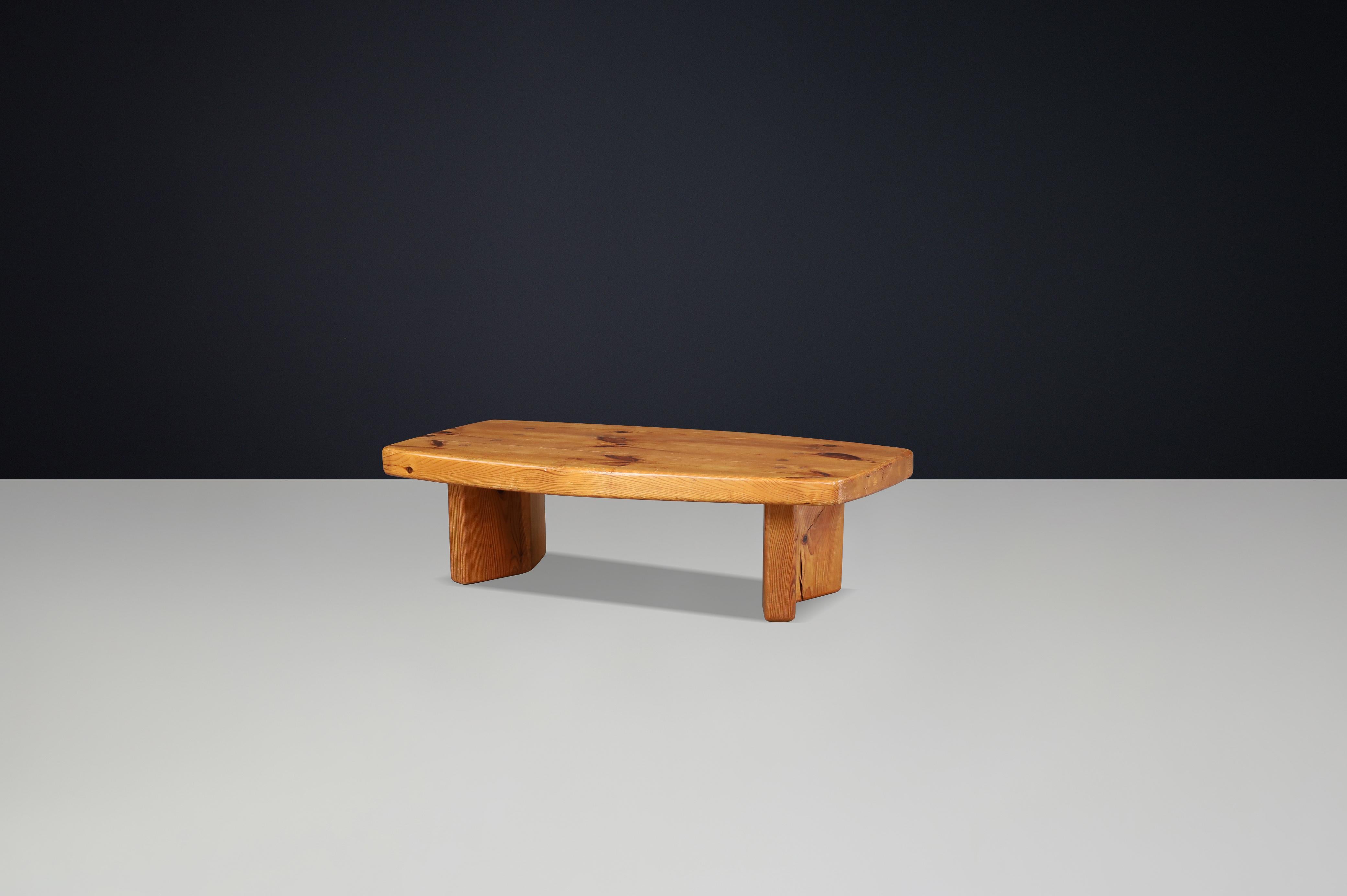 Français Table basse en pin massif des années 1960 dans le style de Pierre Chapo & Charlotte Perriand en vente