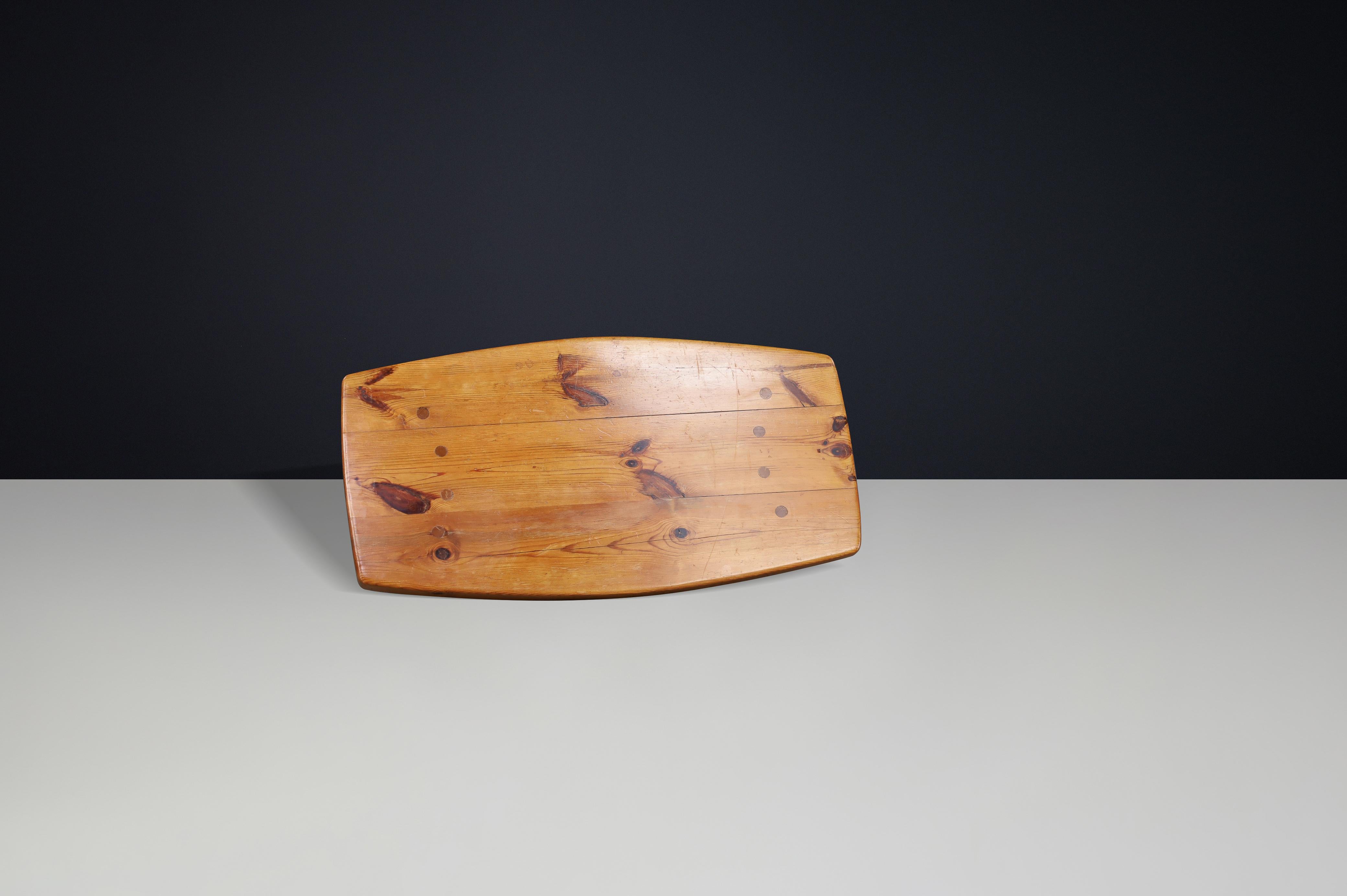 Table basse en pin massif des années 1960 dans le style de Pierre Chapo & Charlotte Perriand Bon état - En vente à Almelo, NL