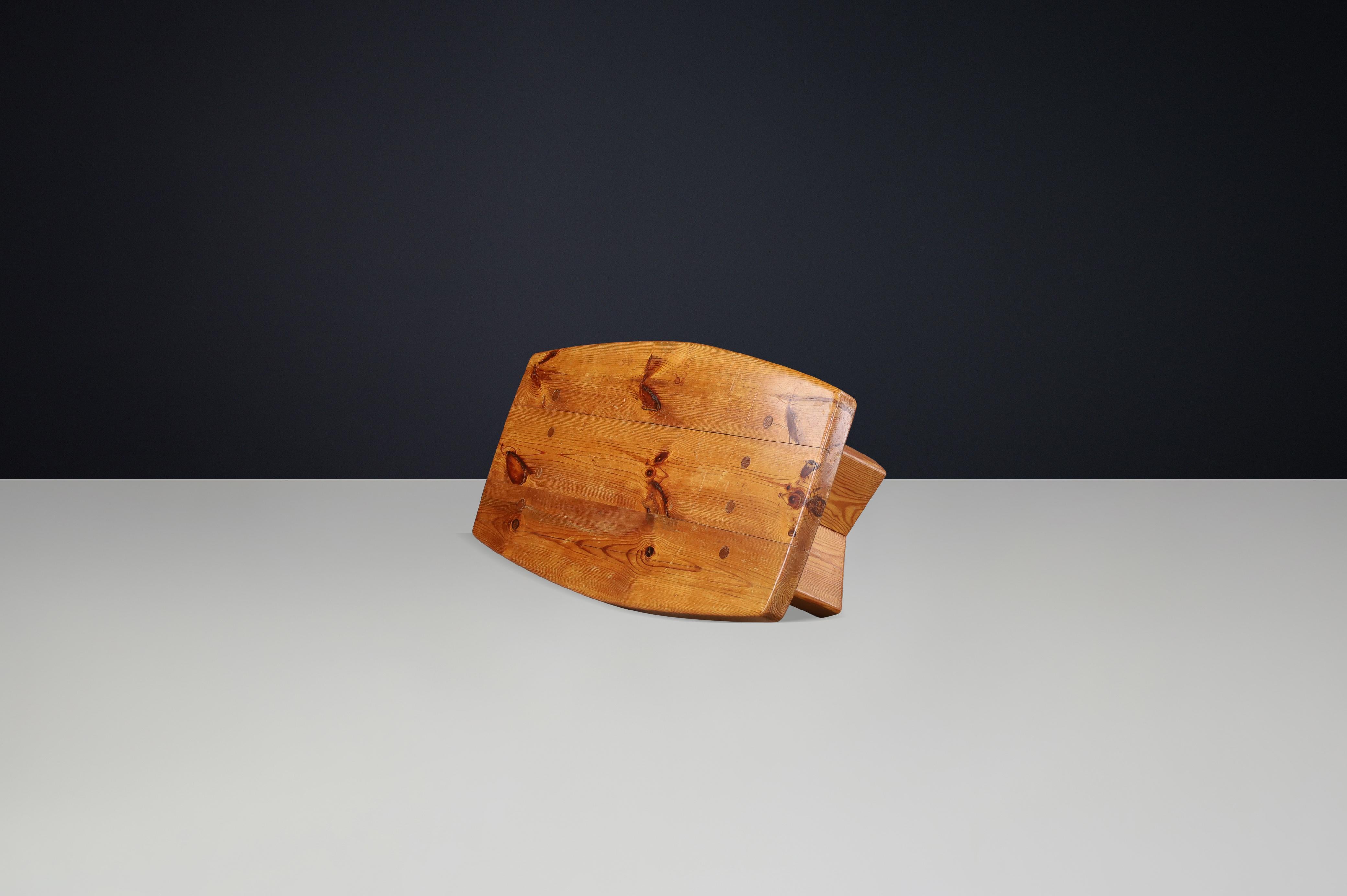 20ième siècle Table basse en pin massif des années 1960 dans le style de Pierre Chapo & Charlotte Perriand en vente