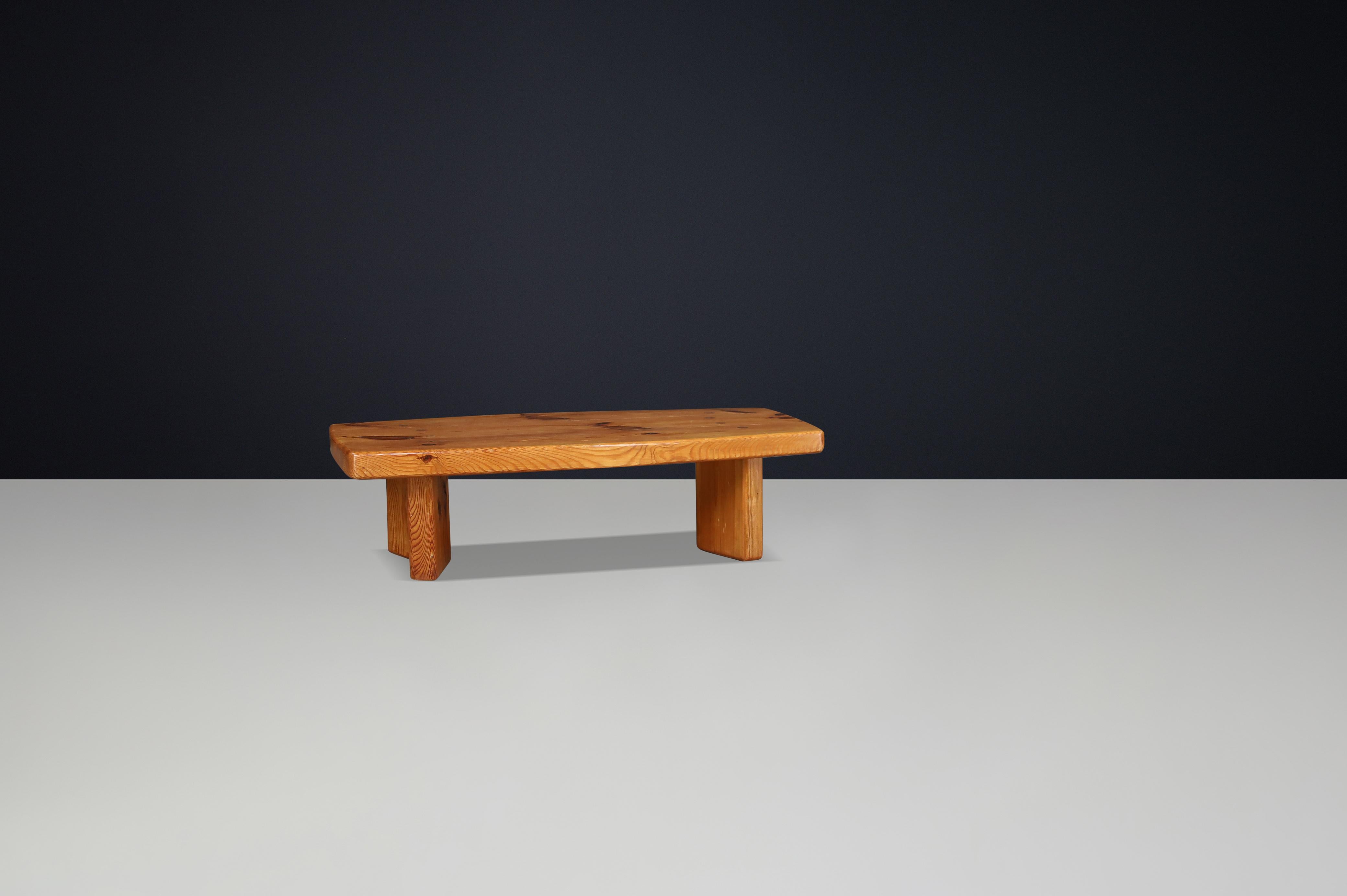 Pin Table basse en pin massif des années 1960 dans le style de Pierre Chapo & Charlotte Perriand en vente