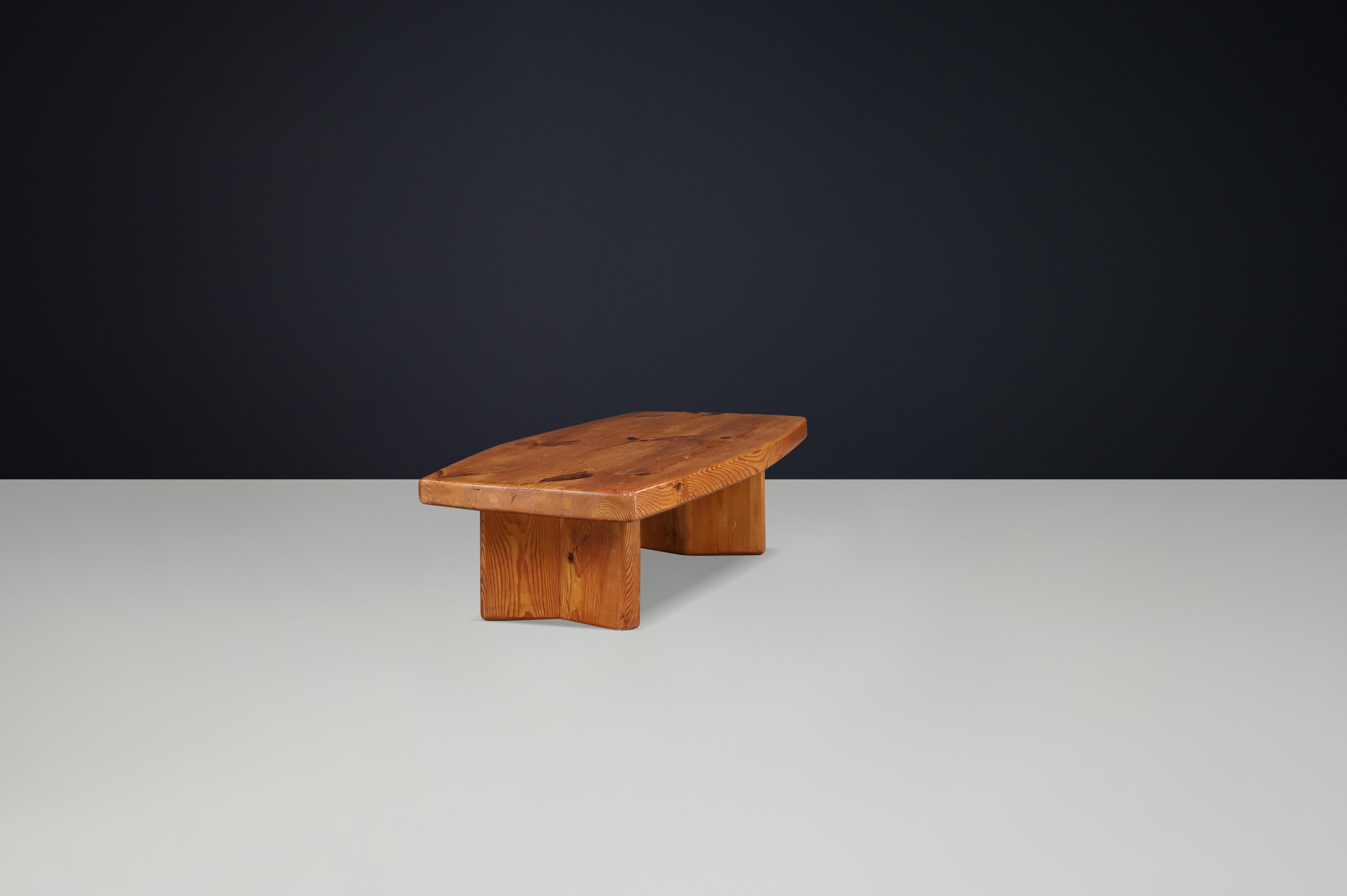 Table basse en pin massif des années 1960 dans le style de Pierre Chapo & Charlotte Perriand en vente 1