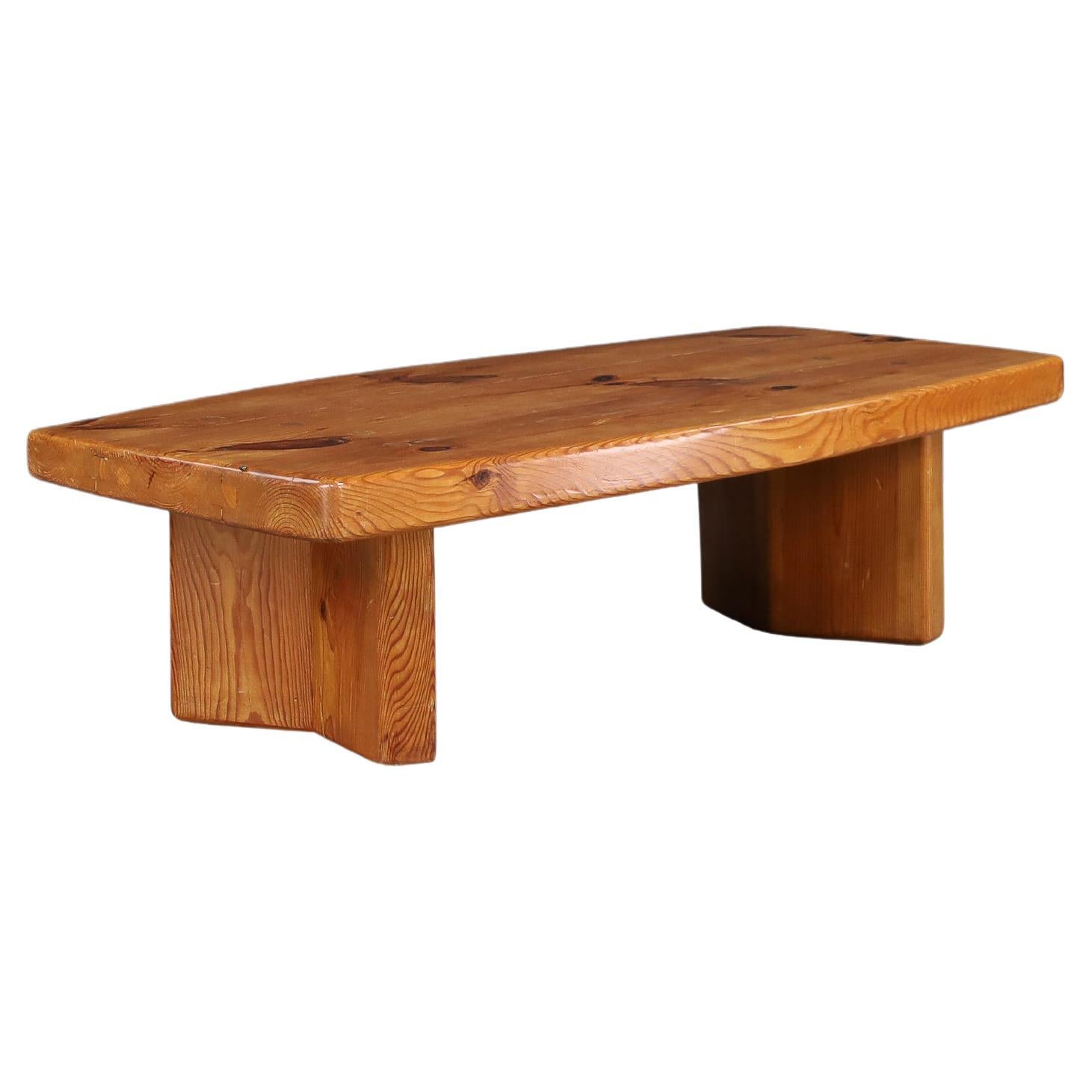 Table basse en pin massif des années 1960 dans le style de Pierre Chapo & Charlotte Perriand