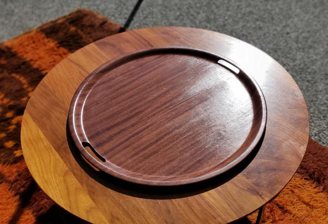 1960er Jahre Massive Runde Dänische Rosenholz Serviertabletts Mit Geschnitzten Griffen im Angebot 5