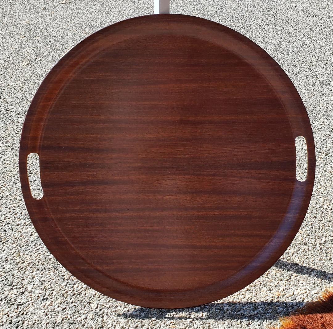 1960er Jahre Rundes dänisches Palisander Serviertablett mit geschnitzten Griffen. 
Schöne Solid gepresst Dead Stock Rosenholz Serviertablett mit 55cm auf der Rückseite des Tabletts gestempelt.
Nie verwendet Vintage Rosenholz