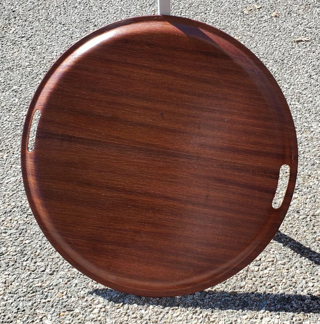 1960er Jahre Massive Runde Dänische Rosenholz Serviertabletts Mit Geschnitzten Griffen (Moderne der Mitte des Jahrhunderts) im Angebot