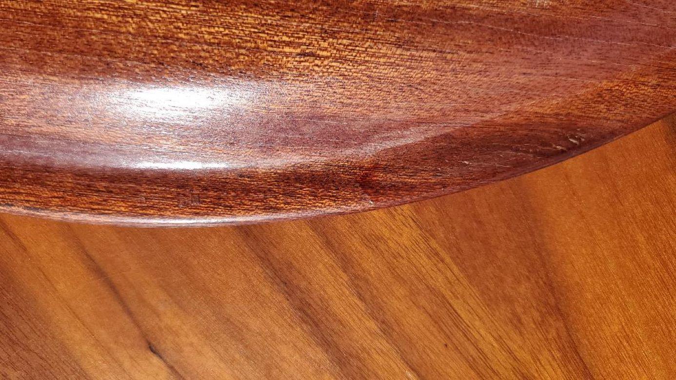 1960er Jahre Massive Runde Dänische Rosenholz Serviertabletts Mit Geschnitzten Griffen (Holz) im Angebot