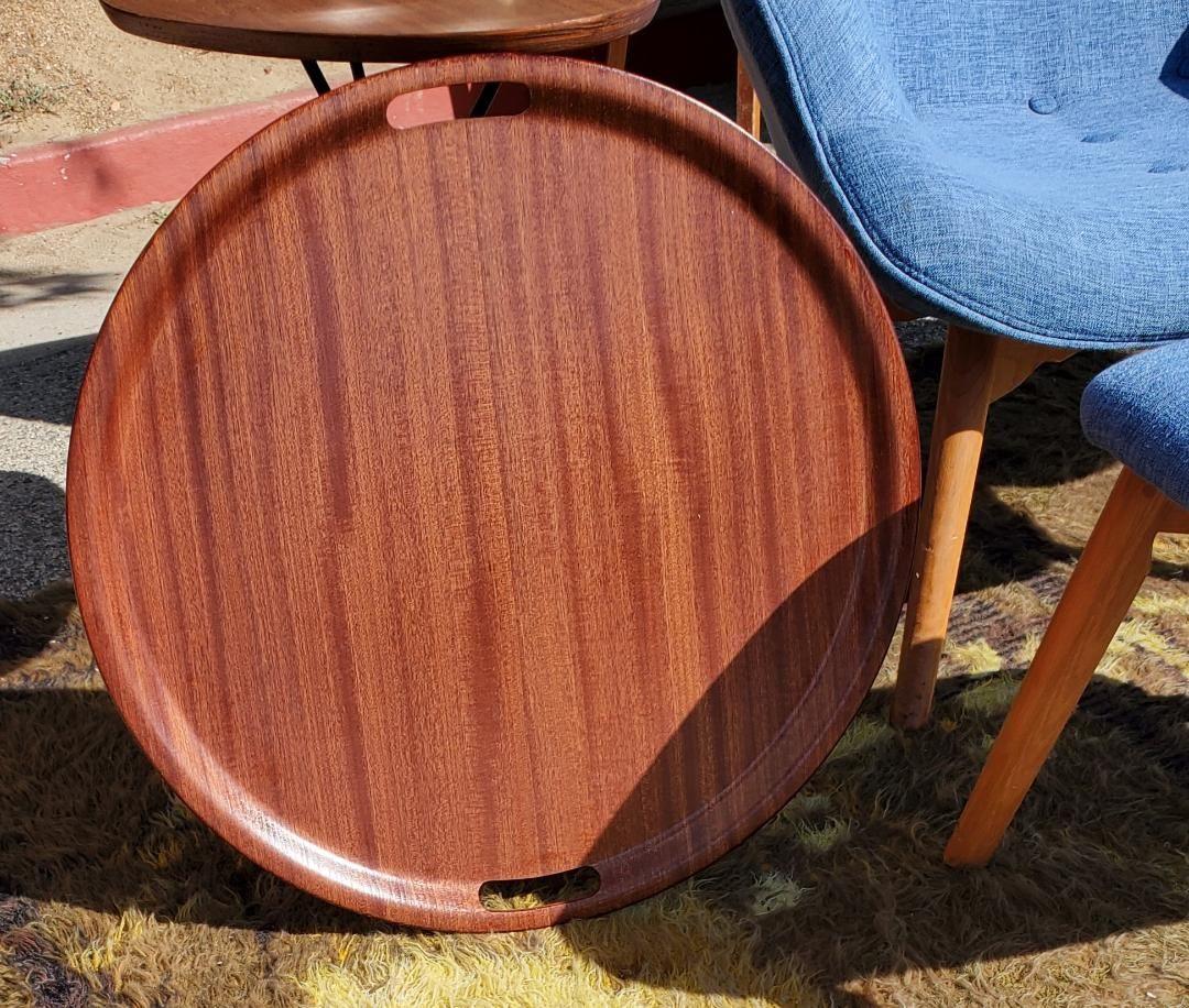 1960er Jahre Massive Runde Dänische Rosenholz Serviertabletts Mit Geschnitzten Griffen im Angebot 3