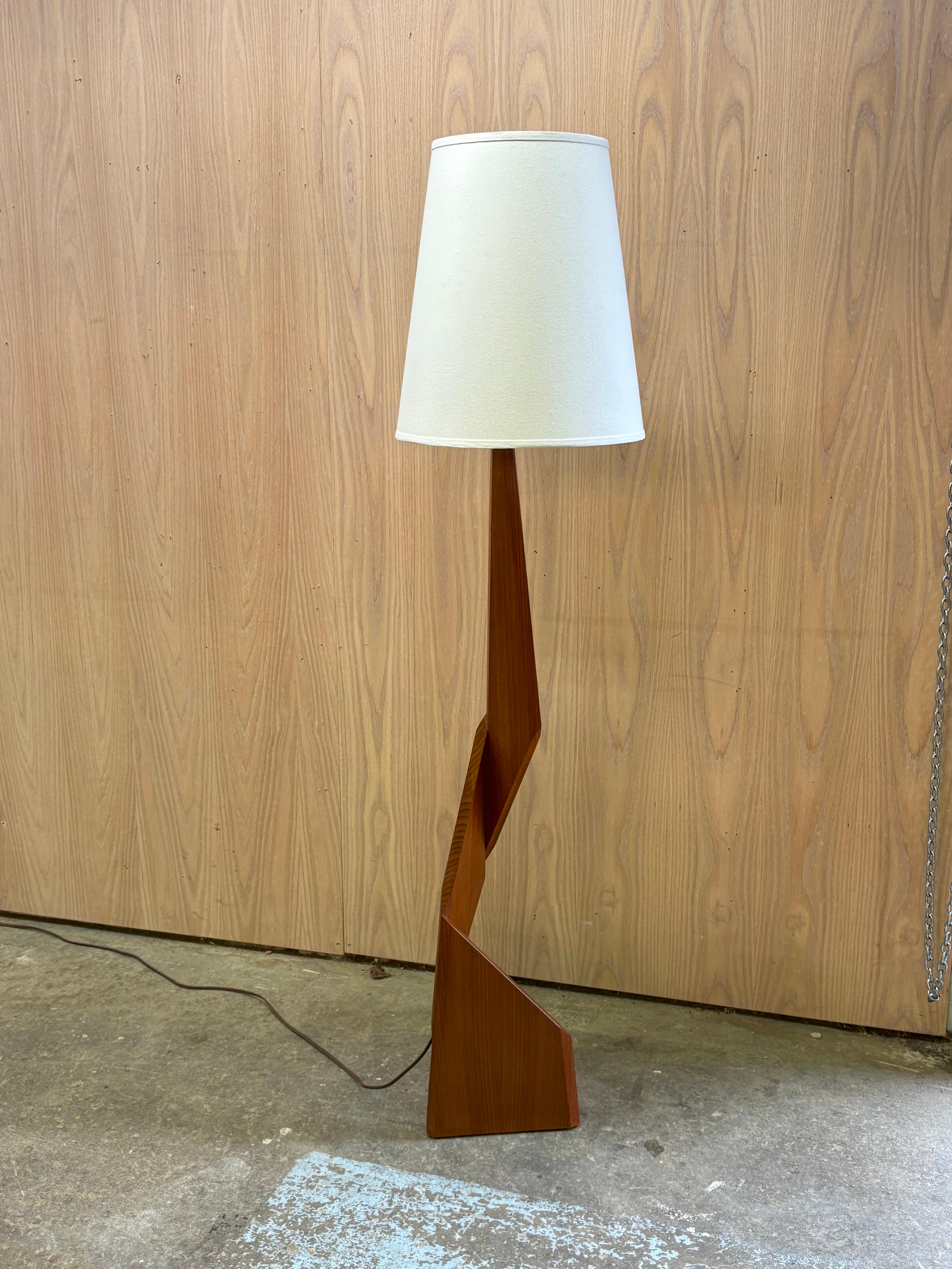 Un'impressionante lampada da terra architettonica degli anni '60 realizzata in teak massiccio, prodotta in Canada e definita dai suoi piani geometrici e dalla sua silhouette scultorea. La base piegata, simile a un origami, conferisce al pezzo una