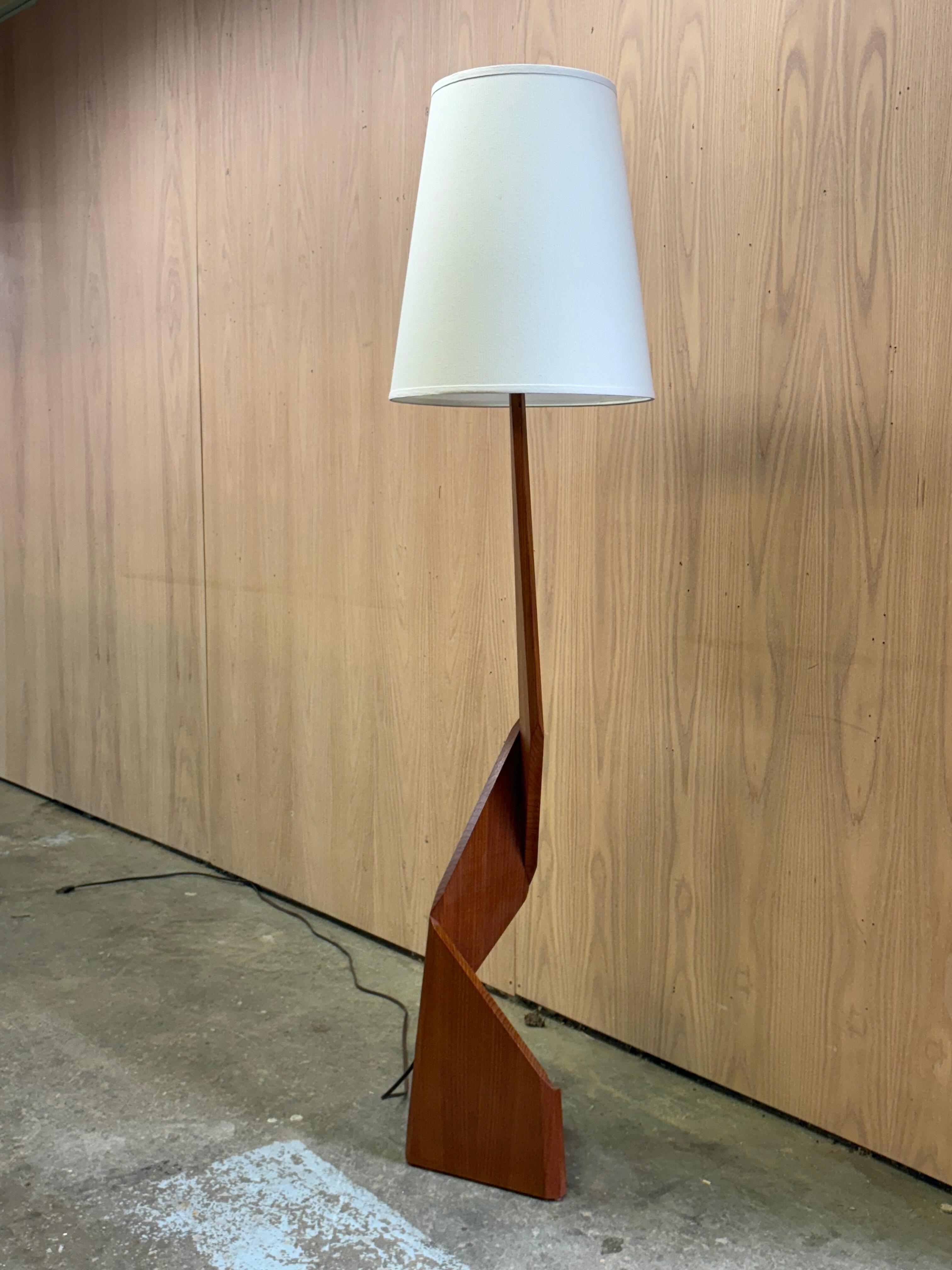 Mid-Century moderno Lampada da terra architettonica in teak massiccio del 1960 in vendita