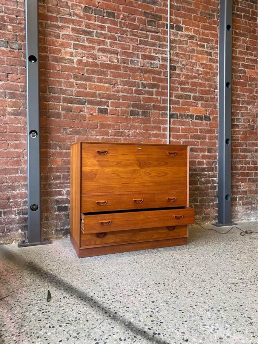 1960s Solid Teak Bar Cabinet  Dresser by Peter Hvidt for Søborg Møbelfabrik In Excellent Condition For Sale In Victoria, BC