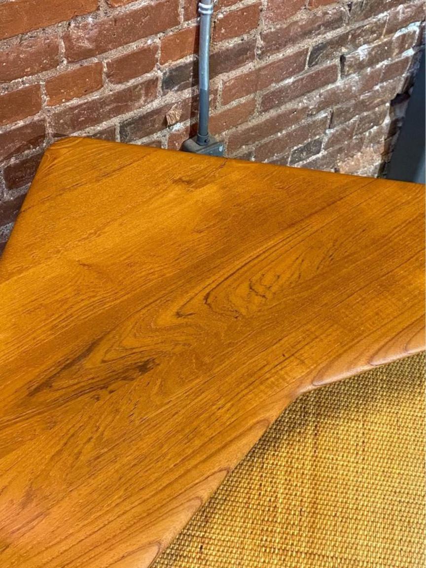 1960s Solid Teak Corner Coffee  Side  End Table by Peter Hvidt In Excellent Condition For Sale In Victoria, BC