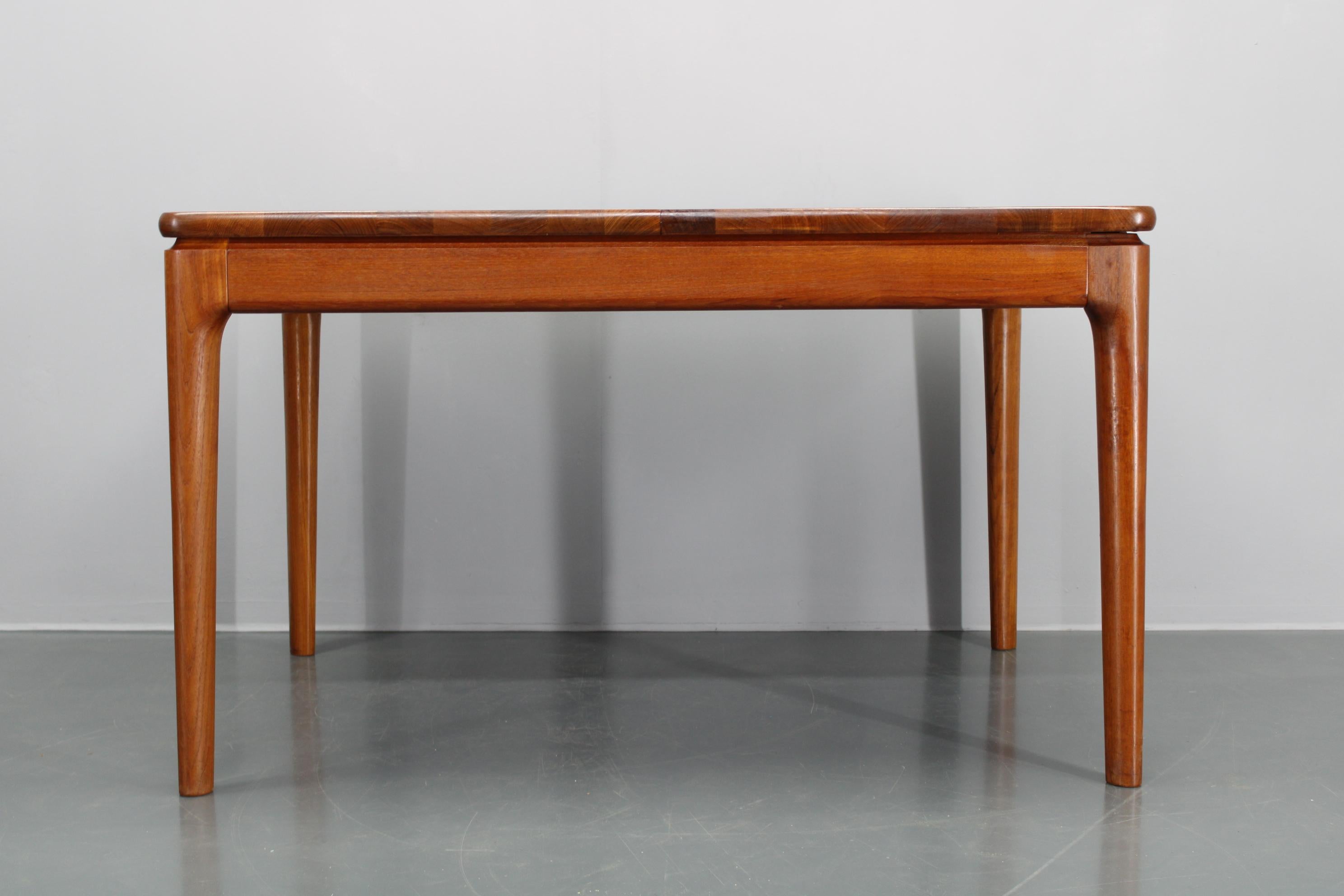 Mid-Century Modern Table de salle à manger extensible en teck massif des années 1960 par Glostrup Mobelfabrik, Danemark en vente