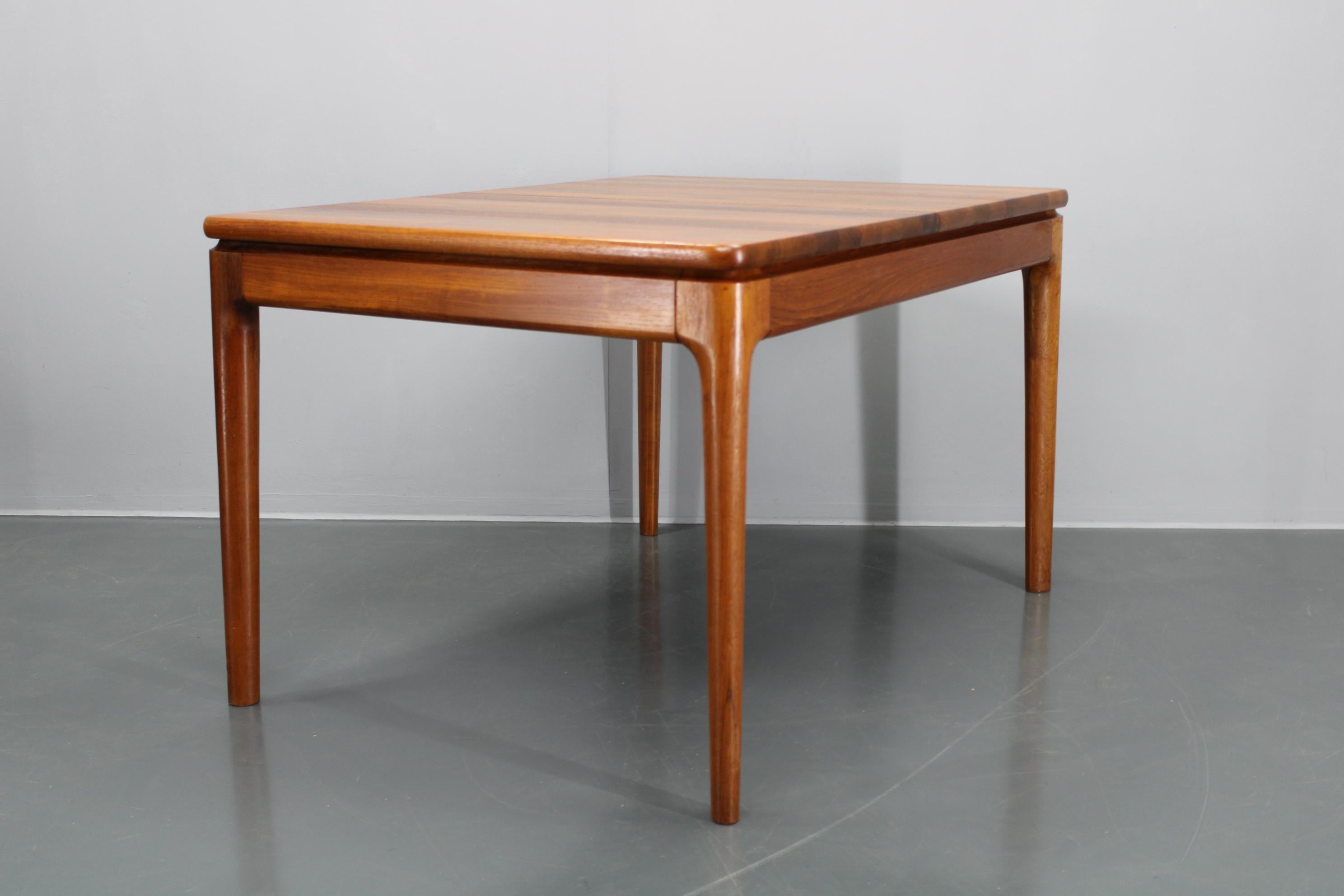 Table de salle à manger extensible en teck massif des années 1960 par Glostrup Mobelfabrik, Danemark en vente 2