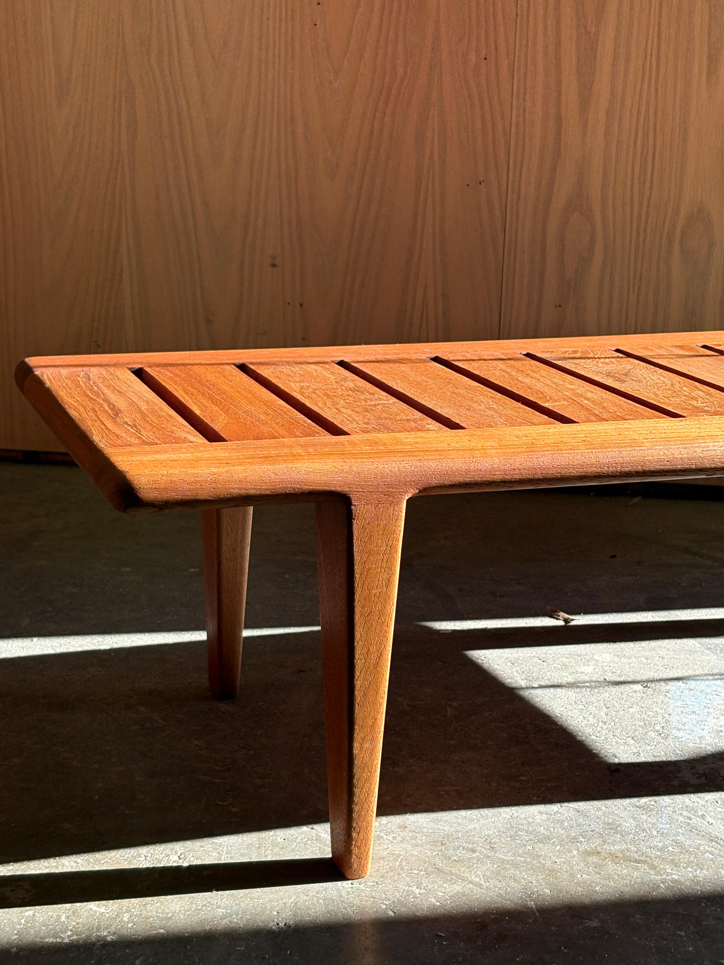 Exemple exceptionnel de l'atelier qui a défini l'apogée de l'ébénisterie danoise, ce banc JH574 des années 1960 de Hans J. Wegner pour Johannes Hansen incarne tout ce que les collectionneurs recherchent dans les premières pièces de Wegner : une