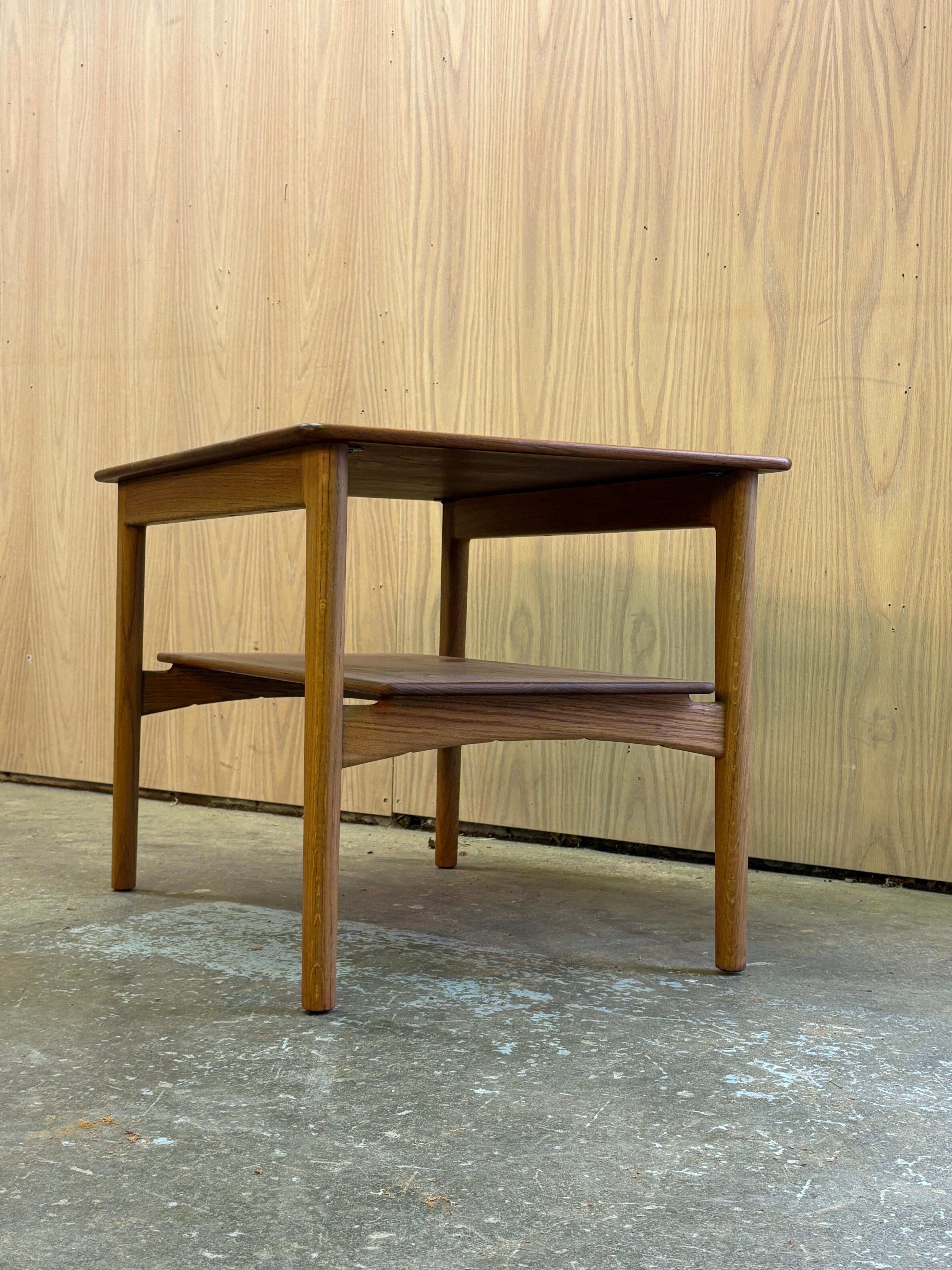 1960s Solid Teak & Oak Side Table by Hans J. Wegner for Johannes Hansen In Excellent Condition For Sale In Victoria, BC