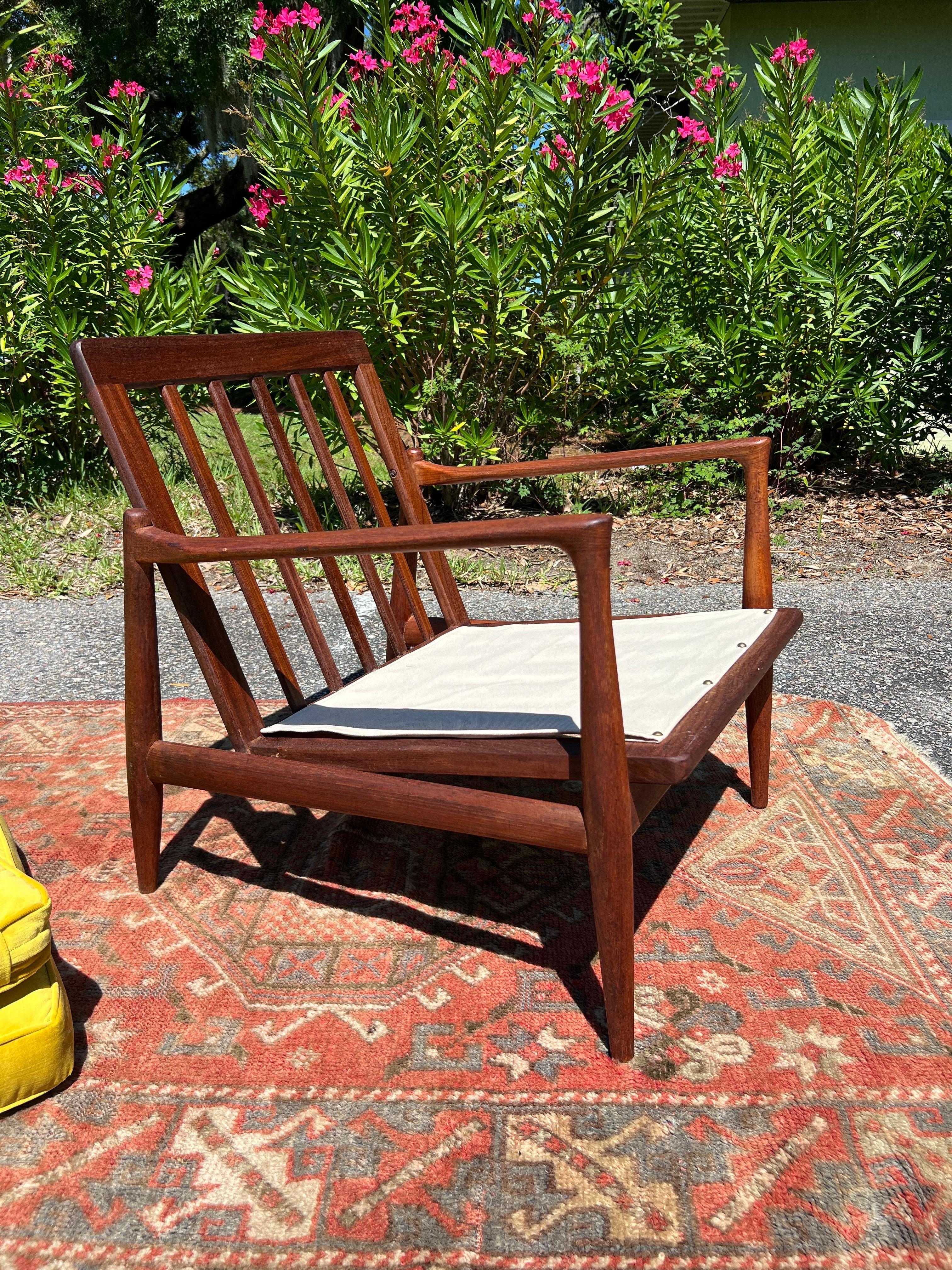 Loungesessel aus massivem Nussbaumholz Ib Kofod-Larsen für Selig, 1960er Jahre im Angebot 3