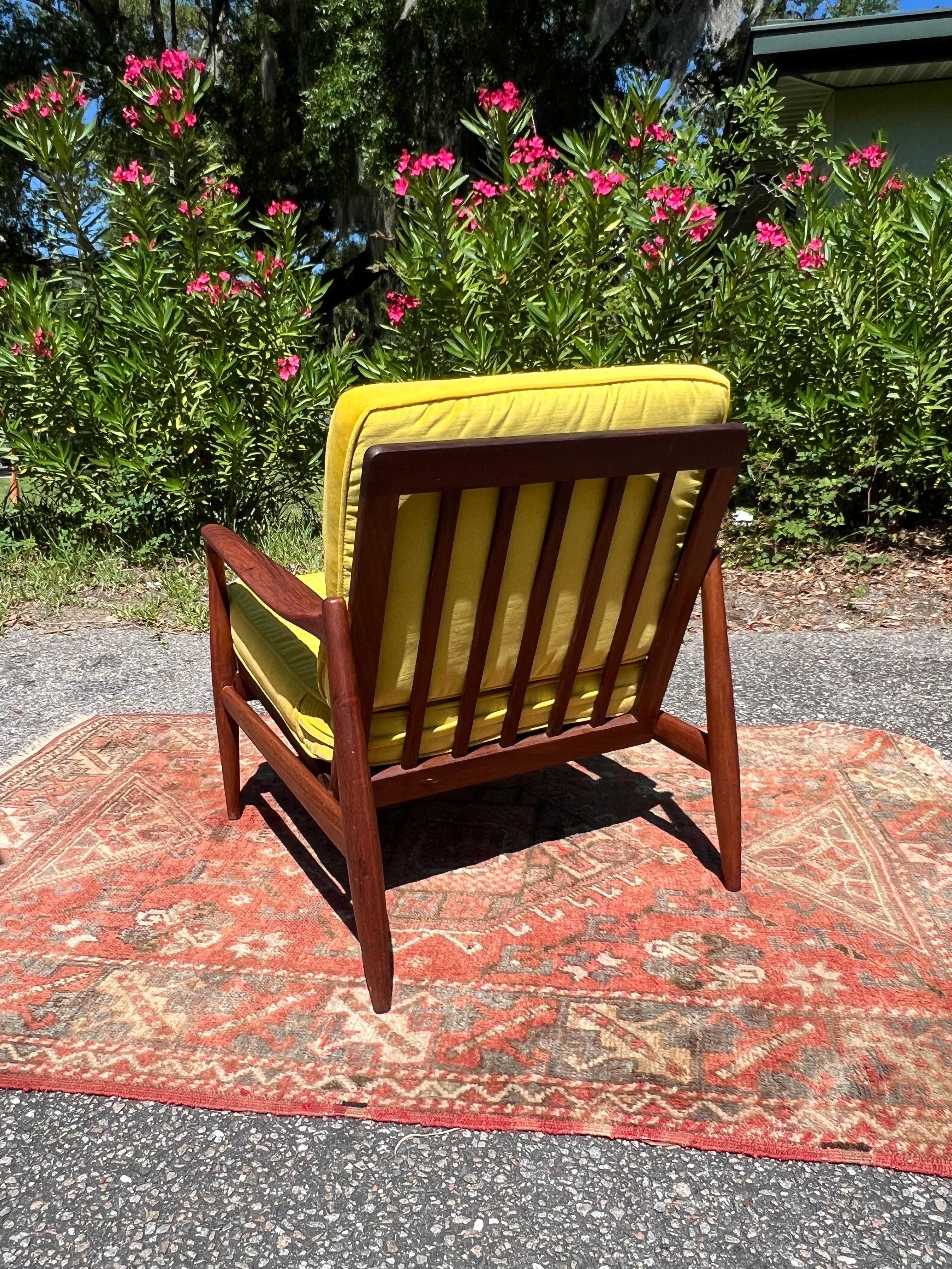 Loungesessel aus massivem Nussbaumholz Ib Kofod-Larsen für Selig, 1960er Jahre (Moderne der Mitte des Jahrhunderts) im Angebot