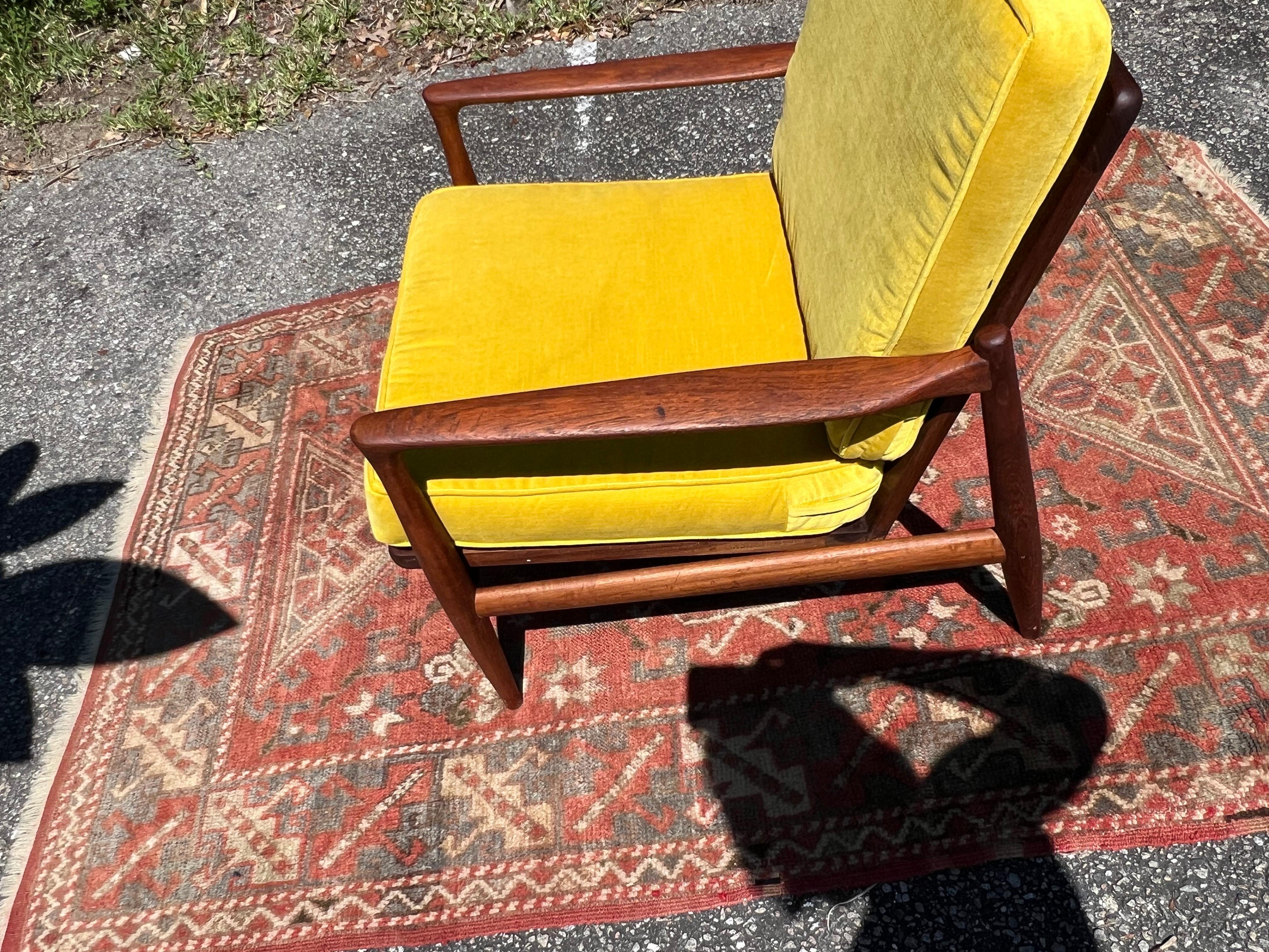Loungesessel aus massivem Nussbaumholz Ib Kofod-Larsen für Selig, 1960er Jahre (Unbekannt) im Angebot