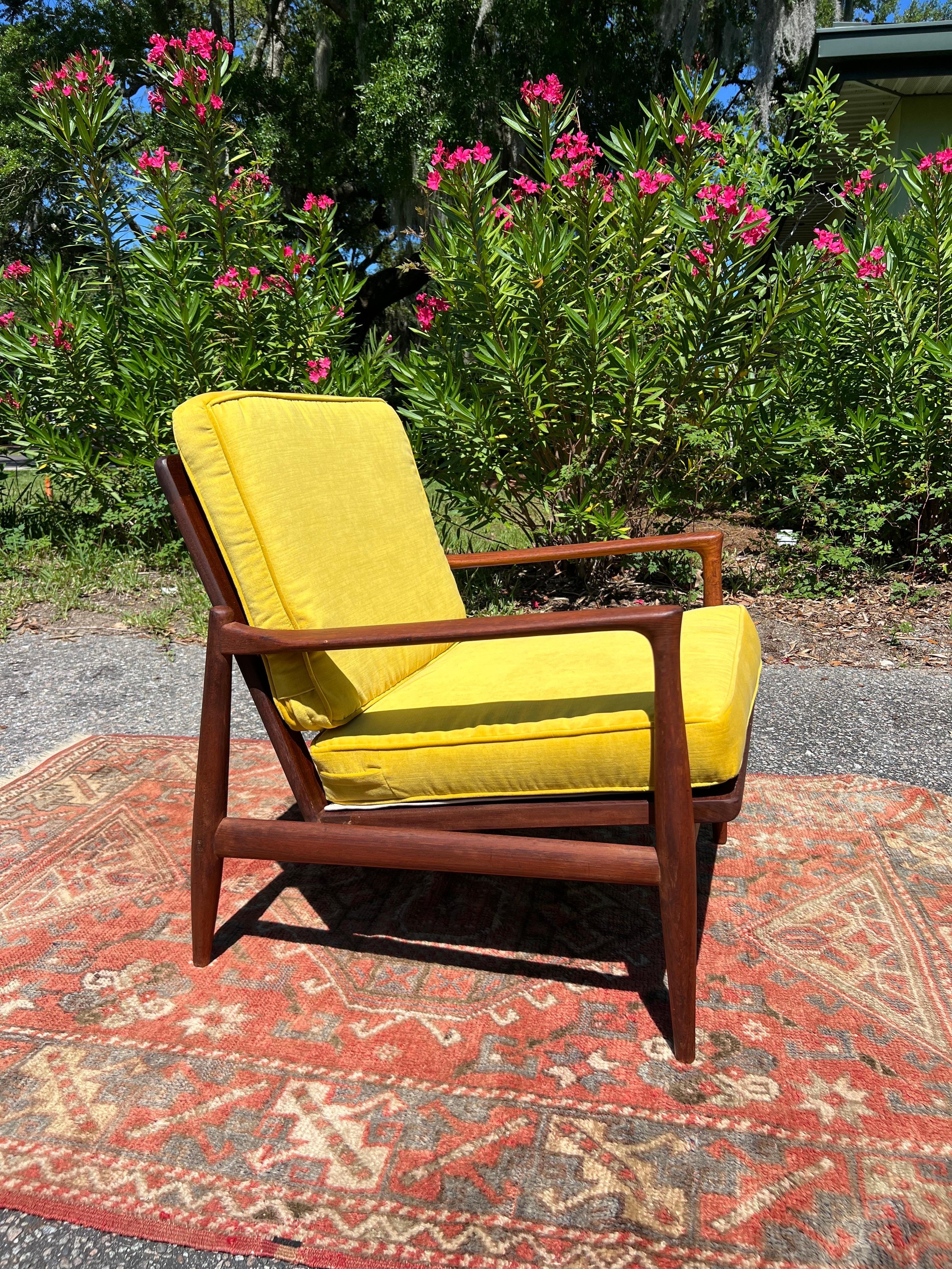 Loungesessel aus massivem Nussbaumholz Ib Kofod-Larsen für Selig, 1960er Jahre im Zustand „Gut“ im Angebot in Charleston, SC