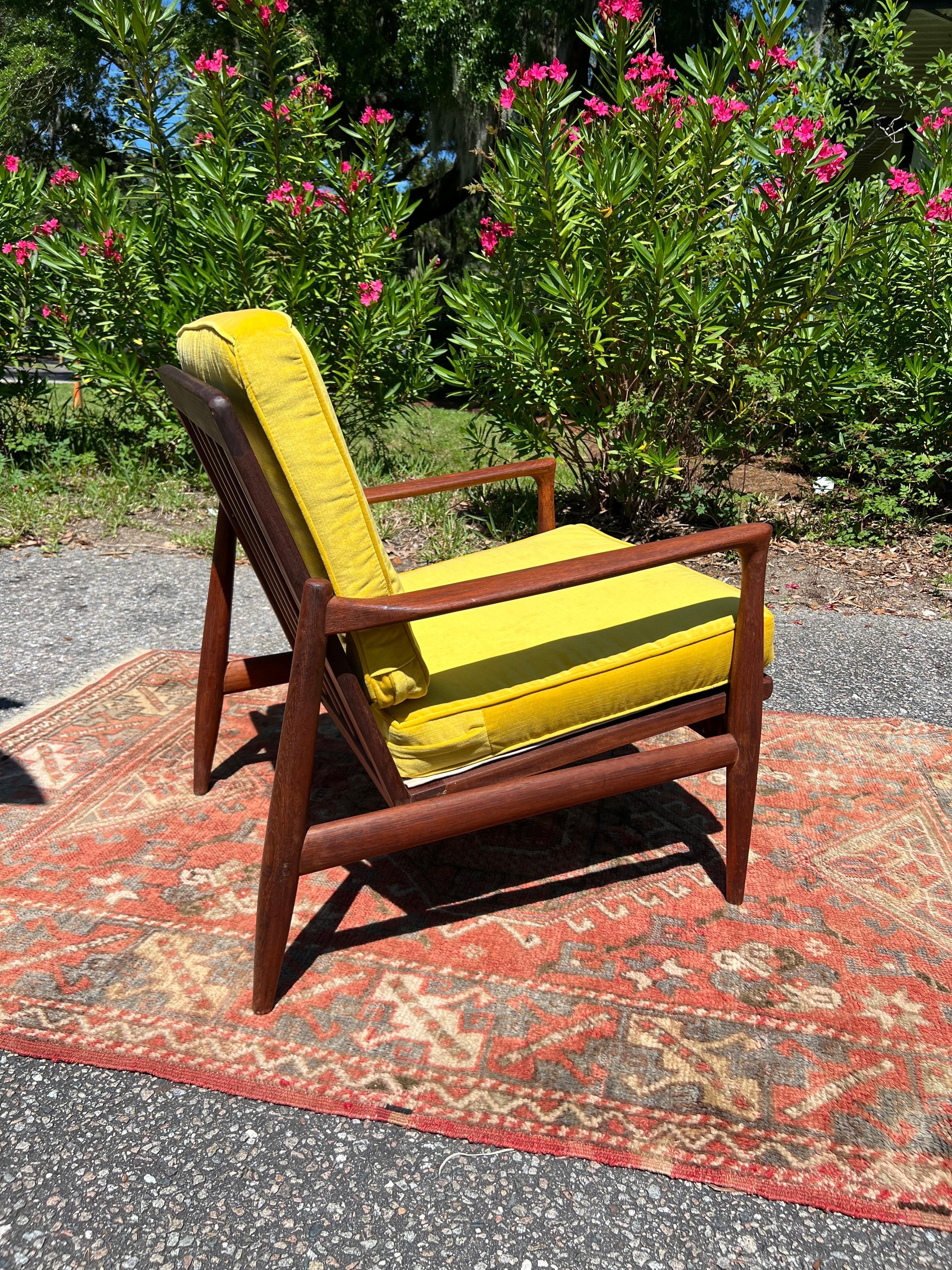 Loungesessel aus massivem Nussbaumholz Ib Kofod-Larsen für Selig, 1960er Jahre (Mitte des 20. Jahrhunderts) im Angebot