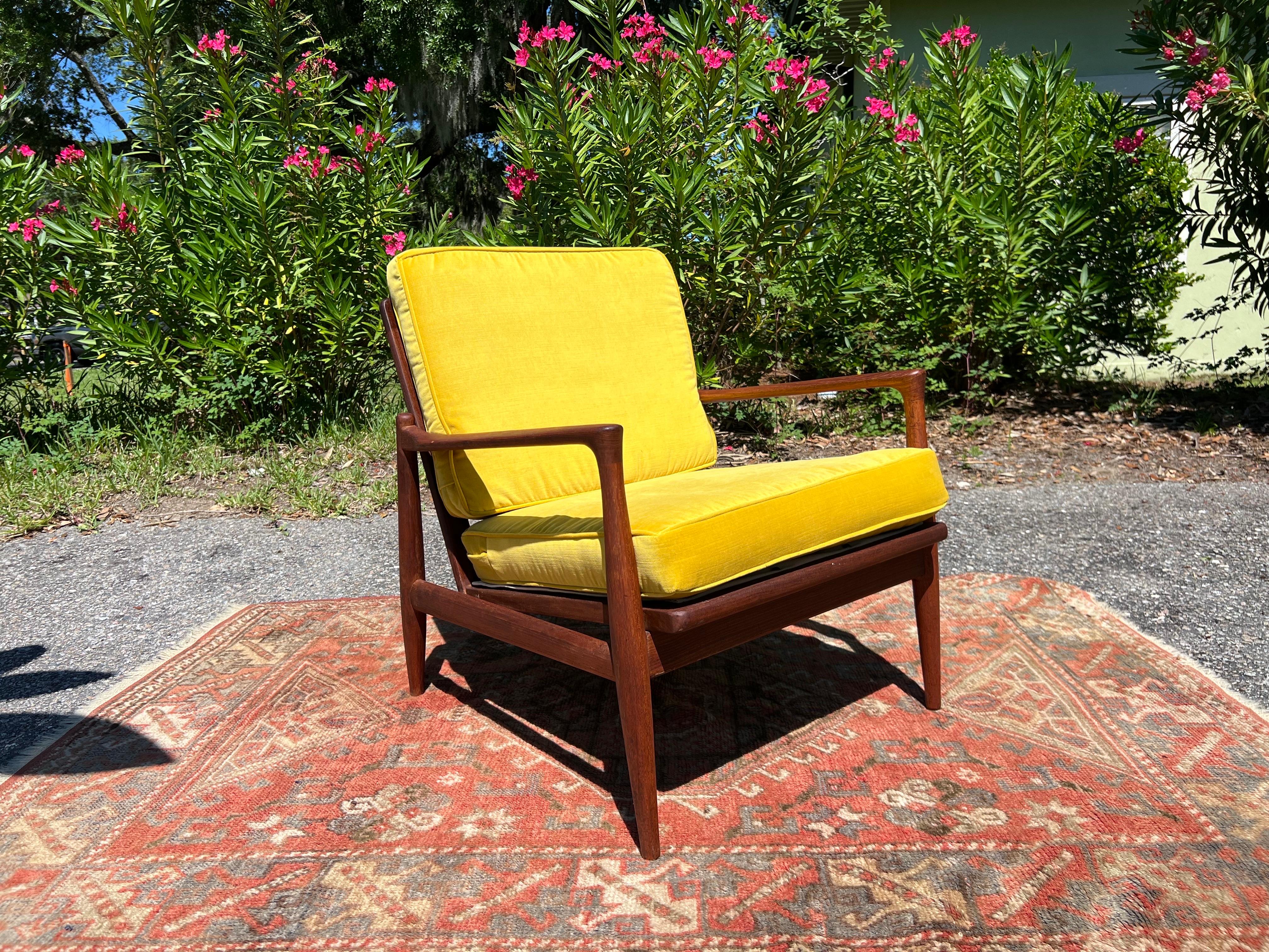 Loungesessel aus massivem Nussbaumholz Ib Kofod-Larsen für Selig, 1960er Jahre (Samt) im Angebot