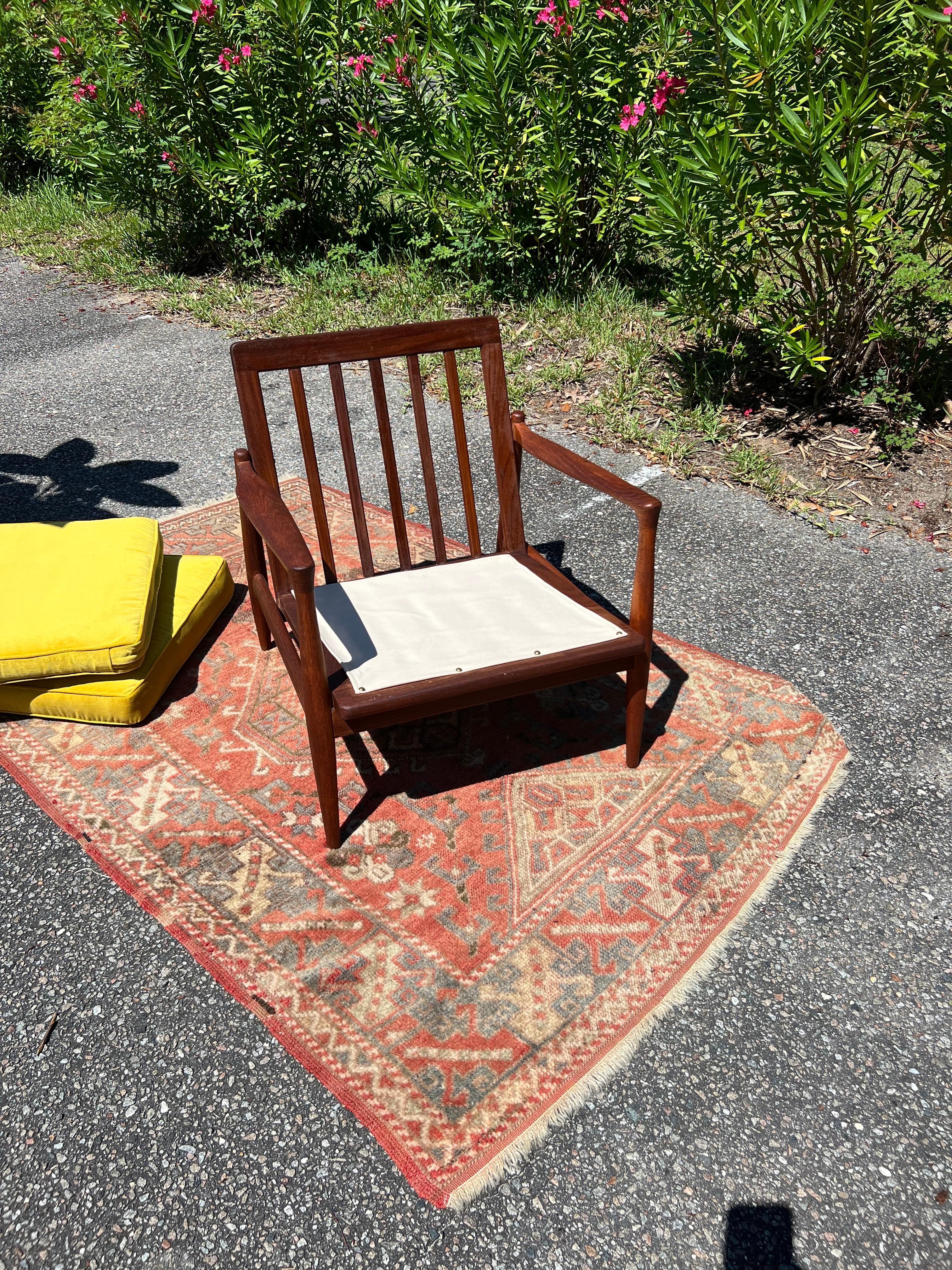 Loungesessel aus massivem Nussbaumholz Ib Kofod-Larsen für Selig, 1960er Jahre im Angebot 1
