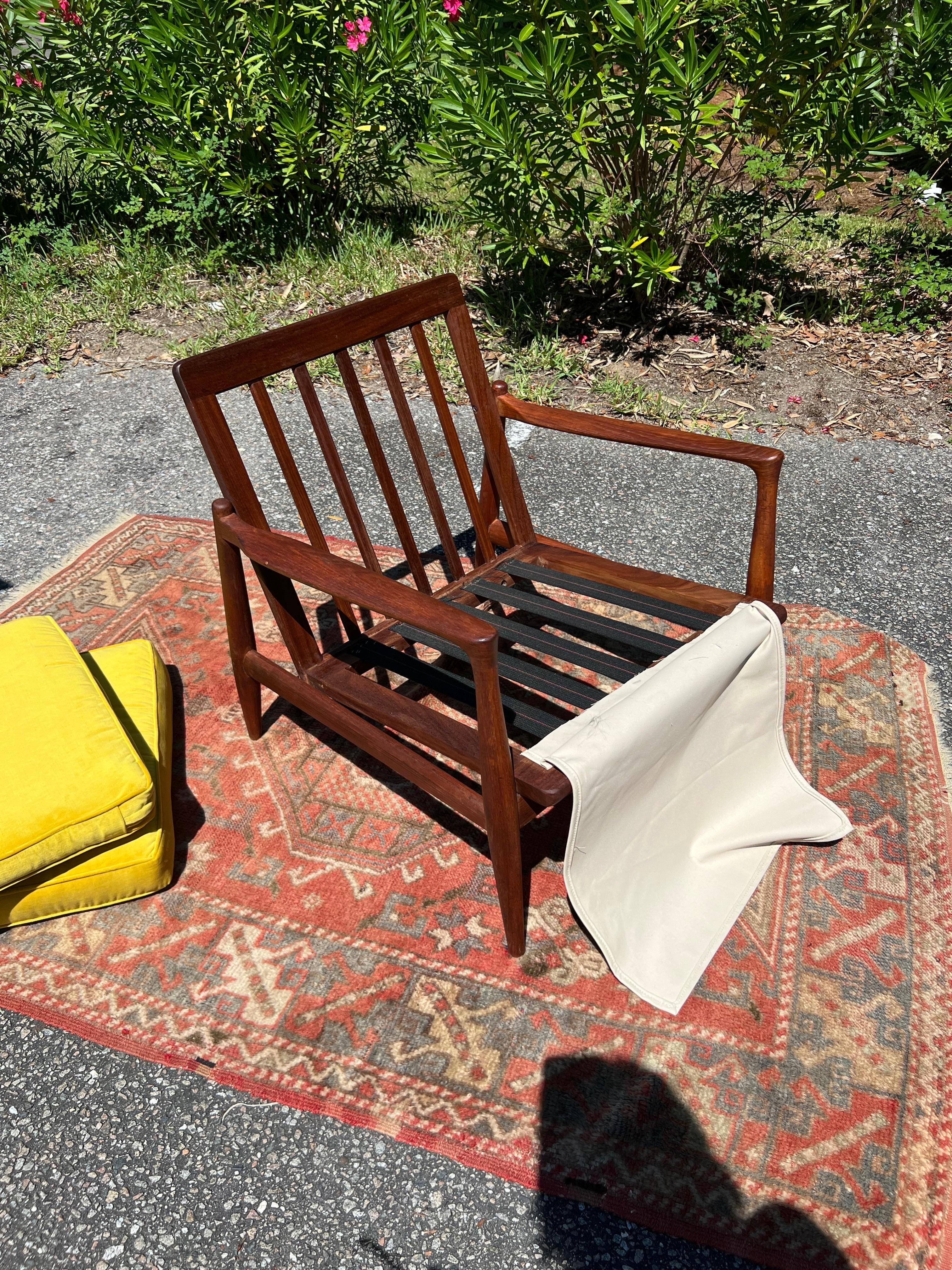 Loungesessel aus massivem Nussbaumholz Ib Kofod-Larsen für Selig, 1960er Jahre im Angebot 2